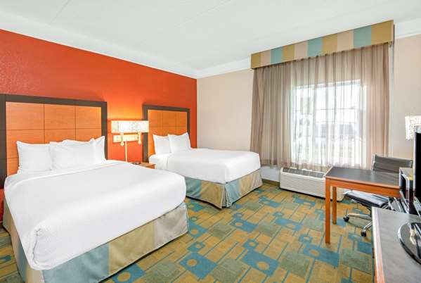  - La Quinta Inn & Suites Sherman