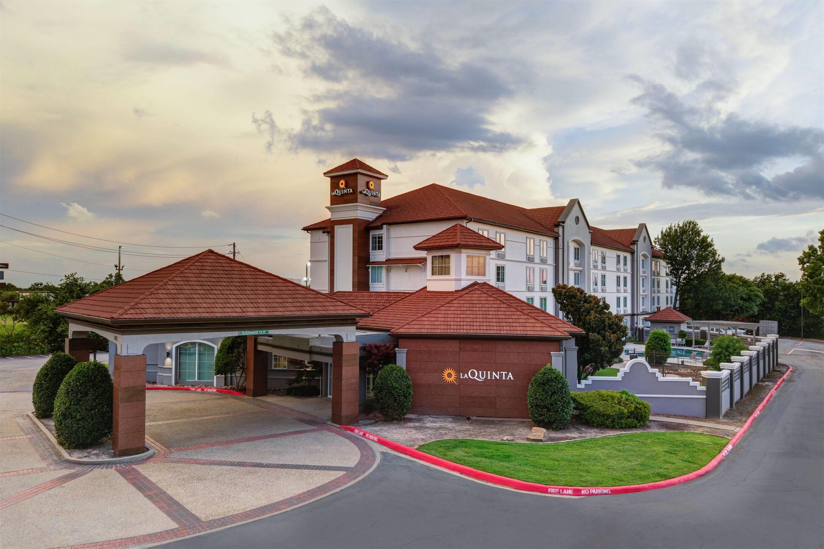 Exterior | La Quinta Inn & Suites by Wyndham Sherman