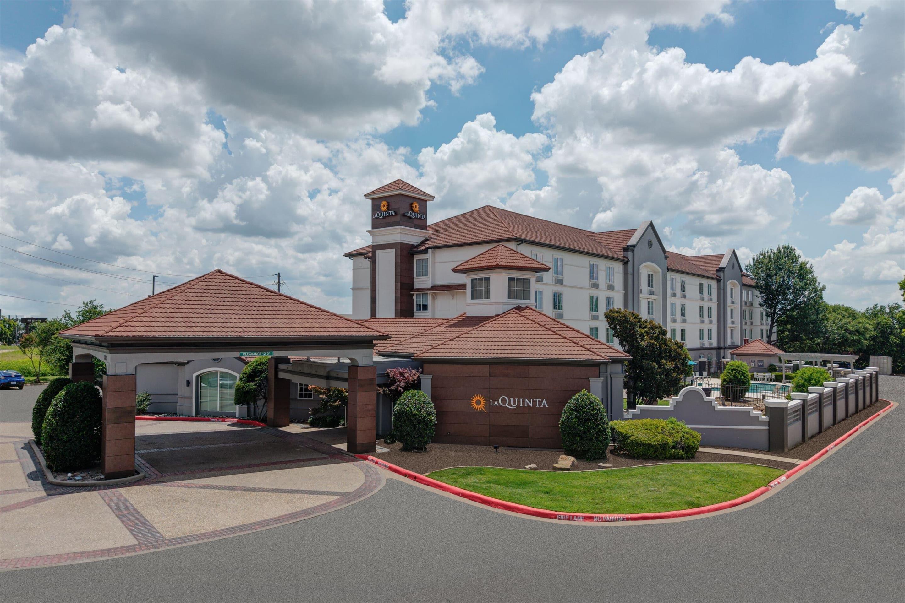 Exterior | La Quinta Inn & Suites by Wyndham Sherman