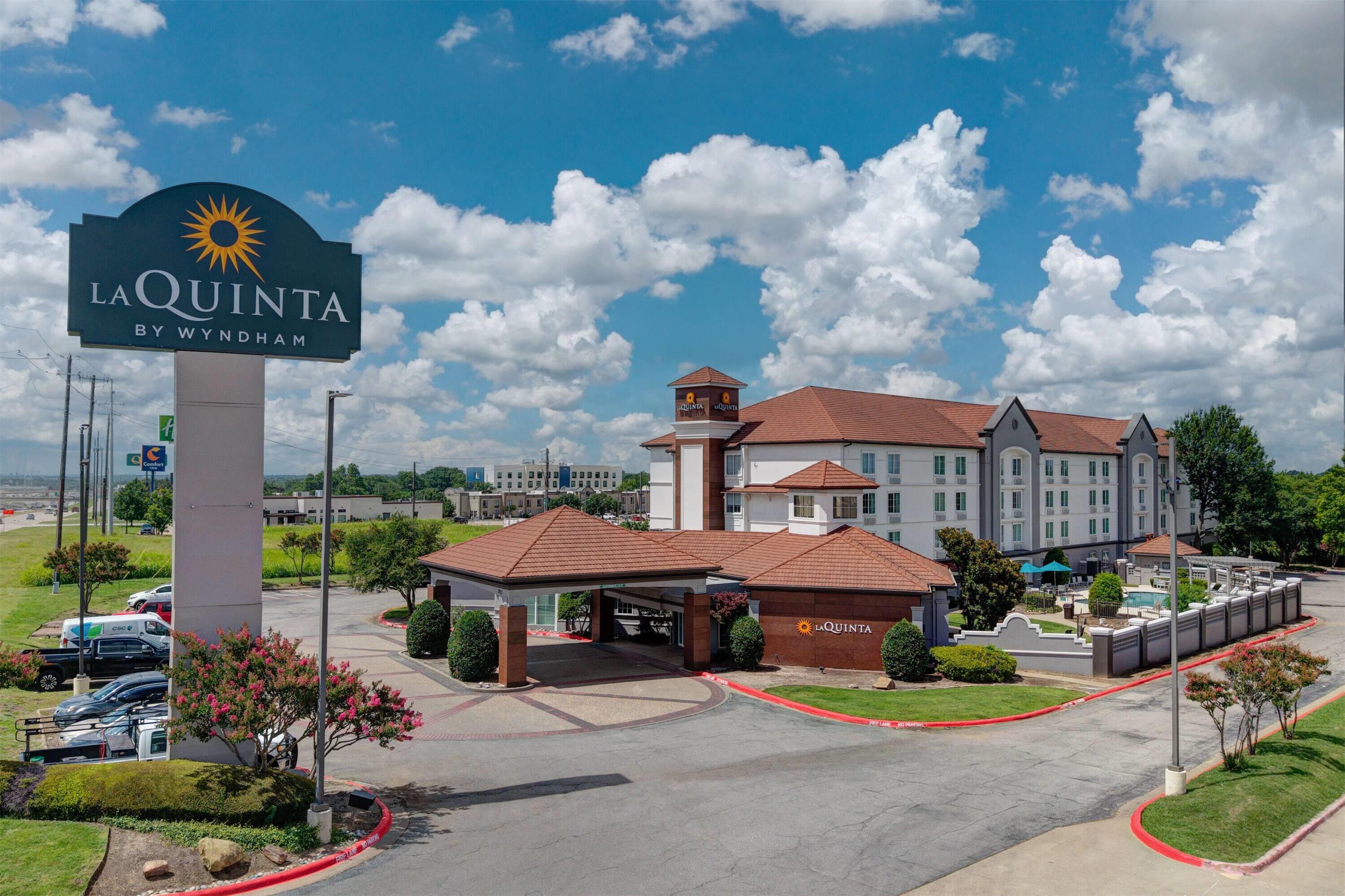 Exterior | La Quinta Inn & Suites by Wyndham Sherman
