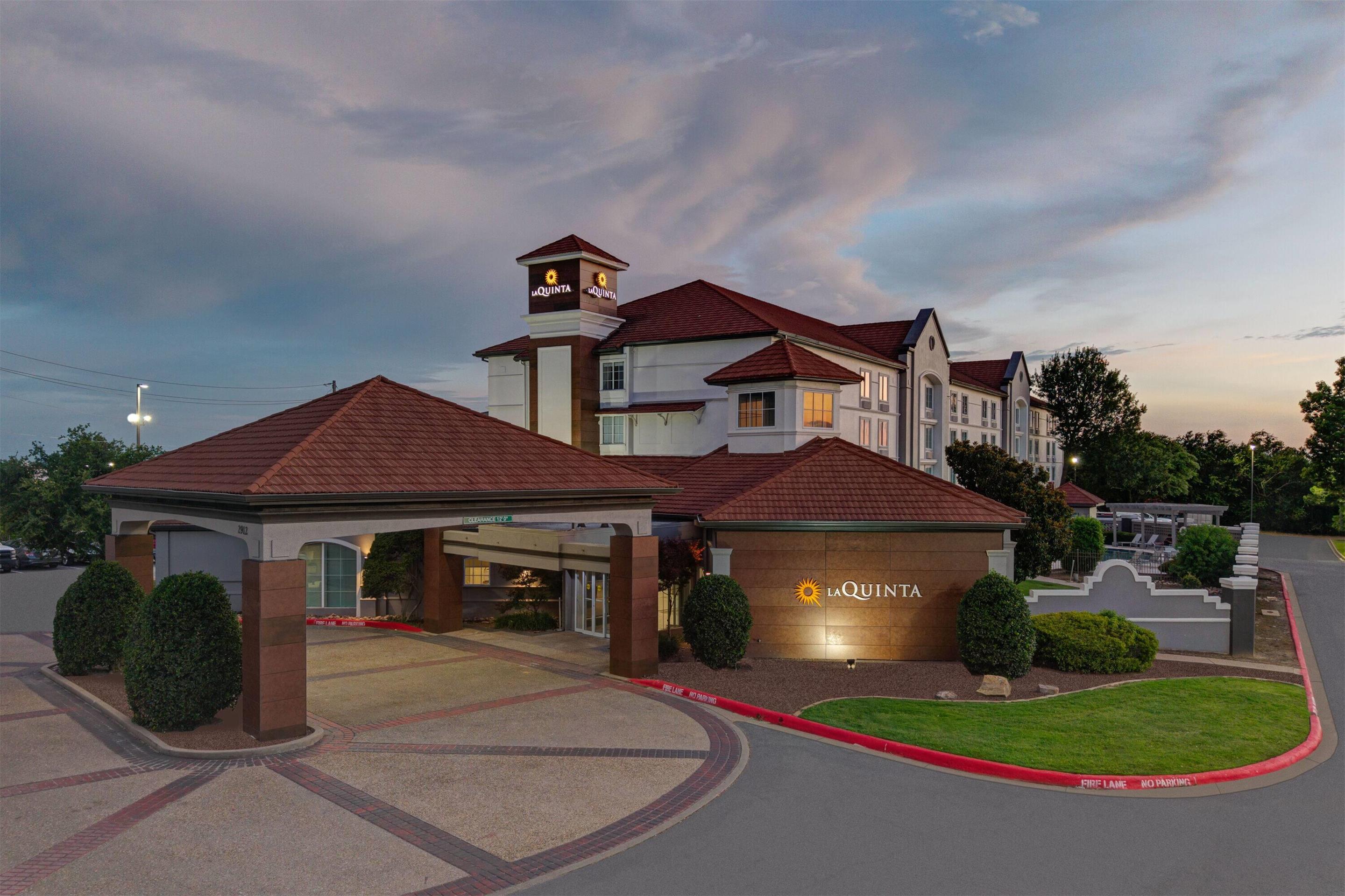 Exterior | La Quinta Inn & Suites by Wyndham Sherman