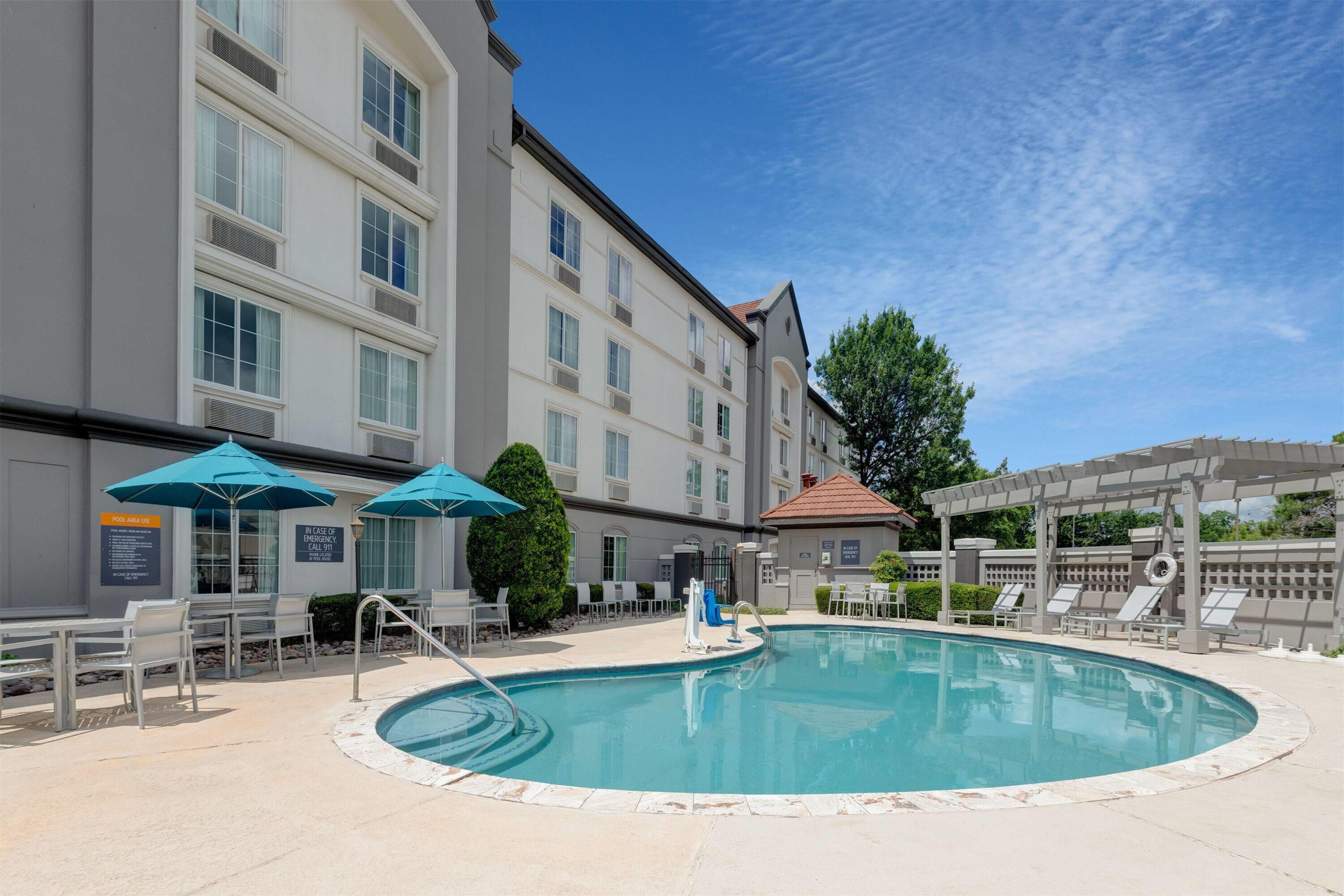 Pool - indoor | La Quinta Inn & Suites by Wyndham Sherman
