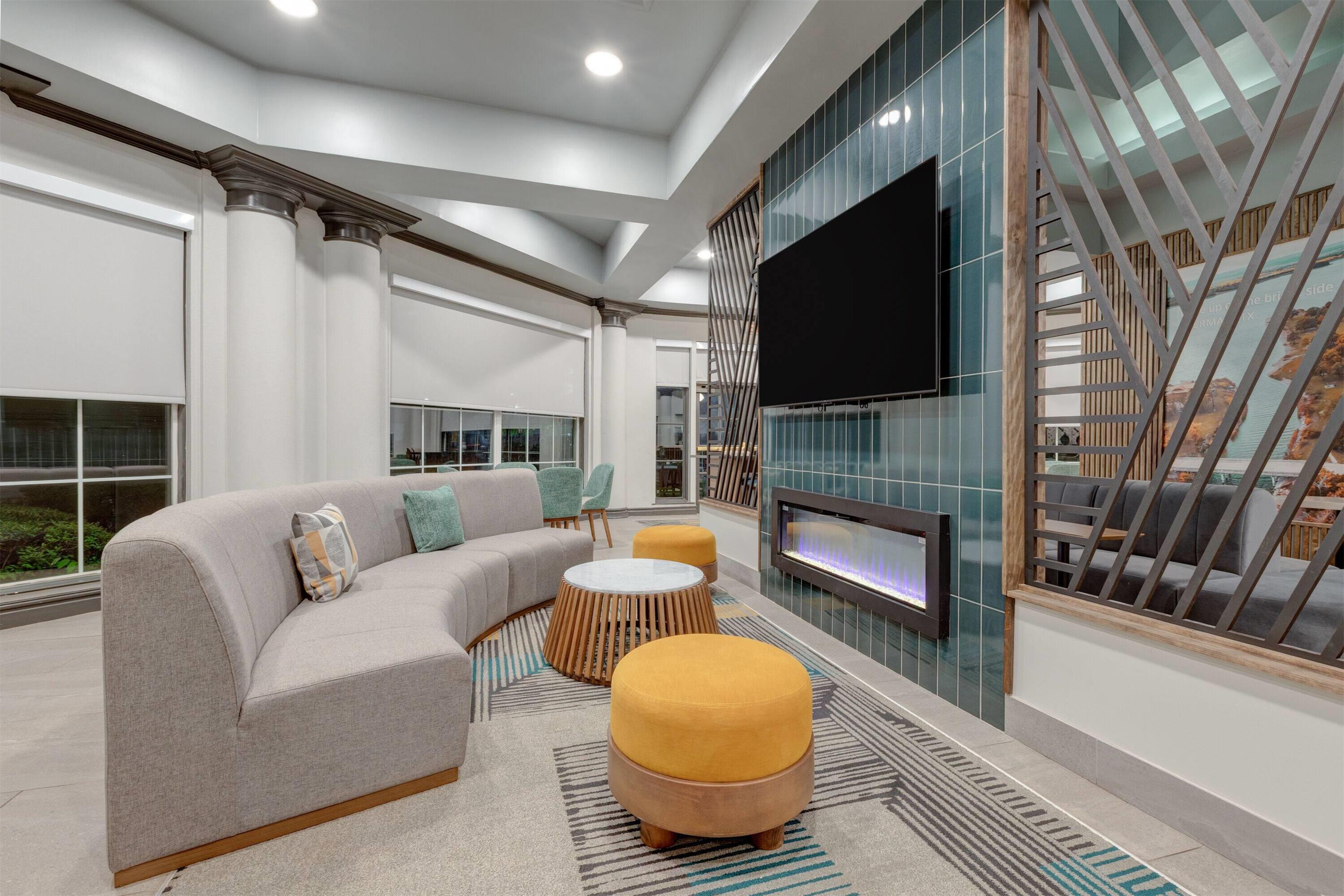 Lobby | La Quinta Inn & Suites by Wyndham Sherman