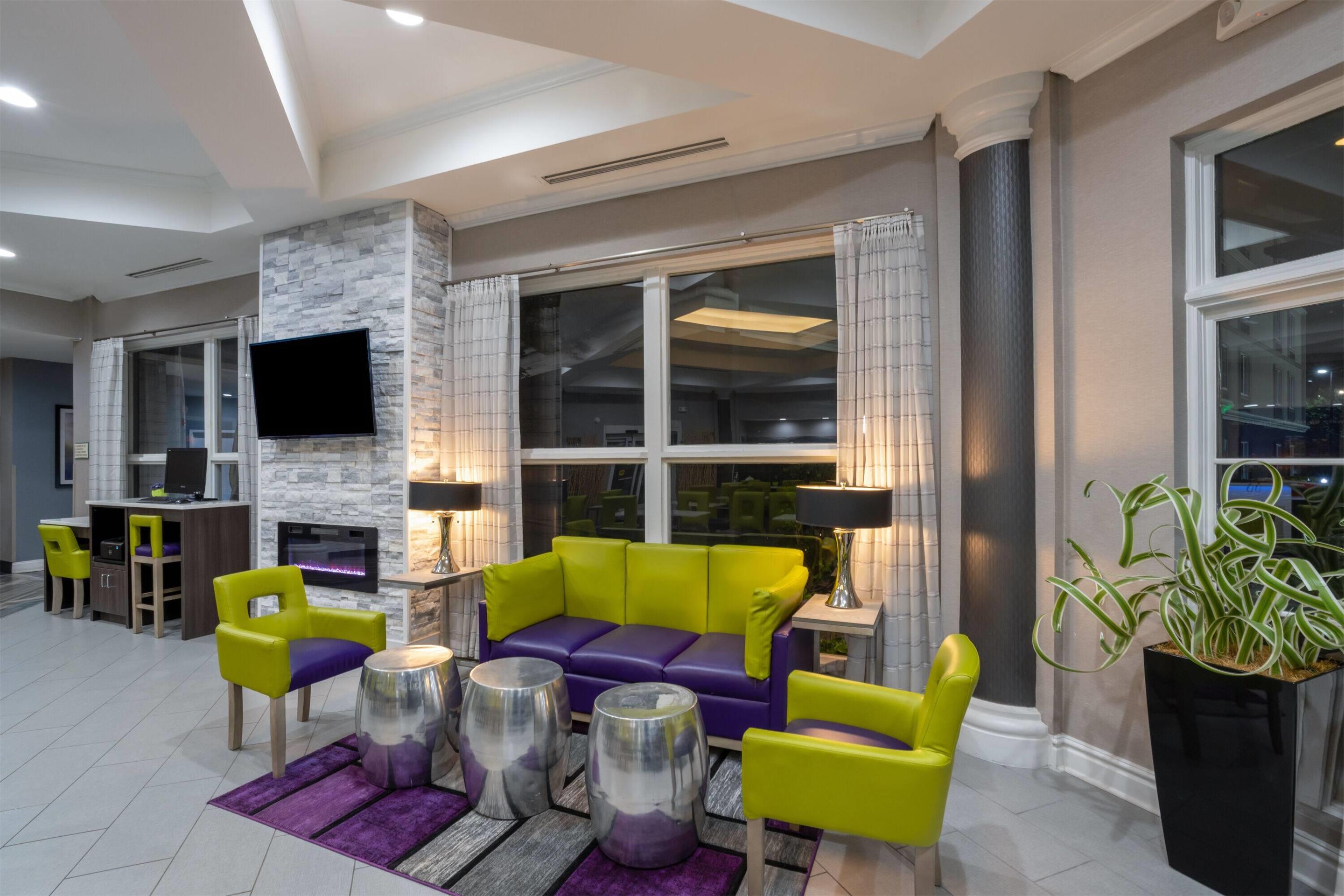 Lobby | La Quinta Inn & Suites by Wyndham Birmingham Hoover