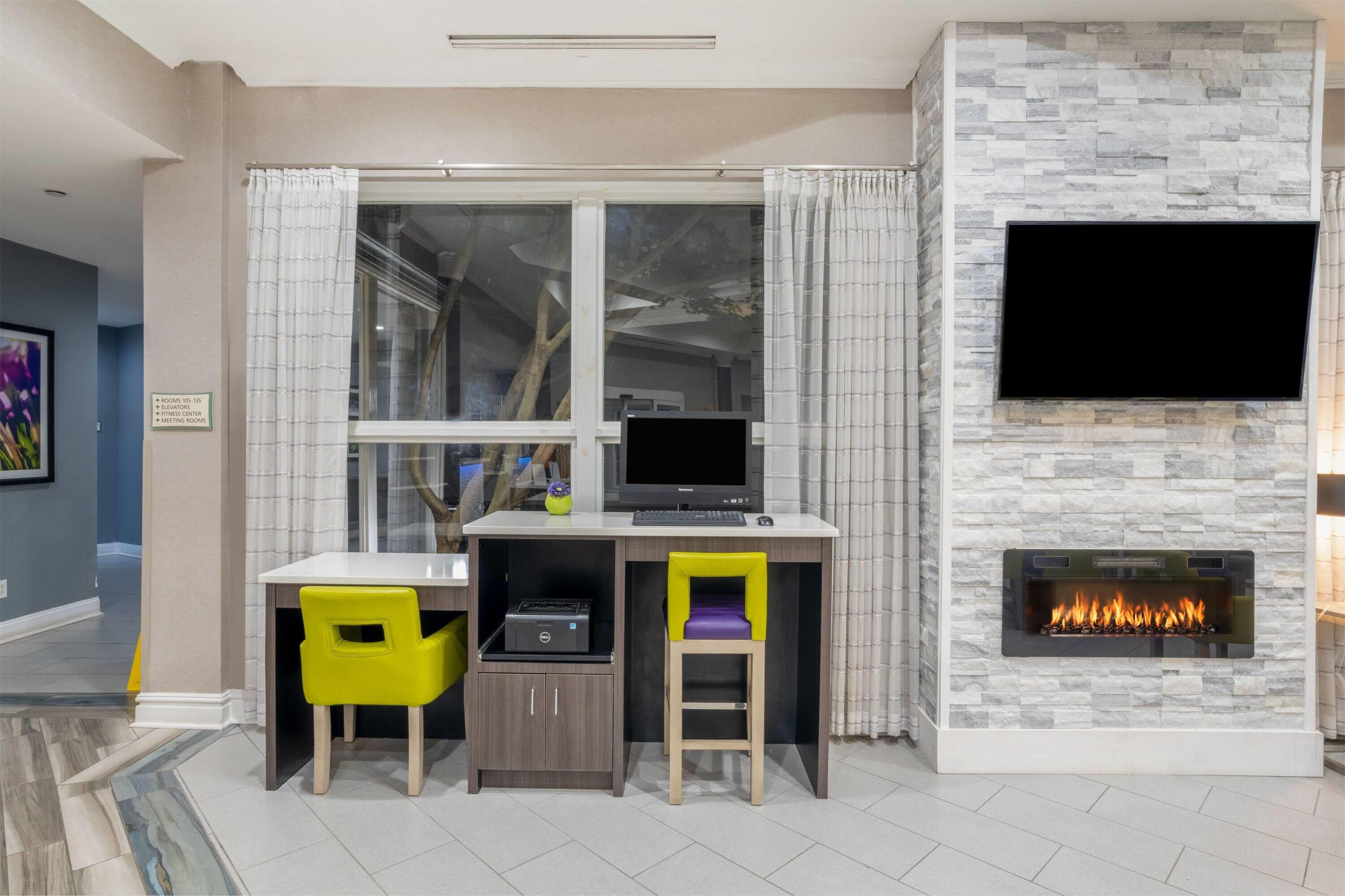 Business Center | La Quinta Inn & Suites by Wyndham Birmingham Hoover