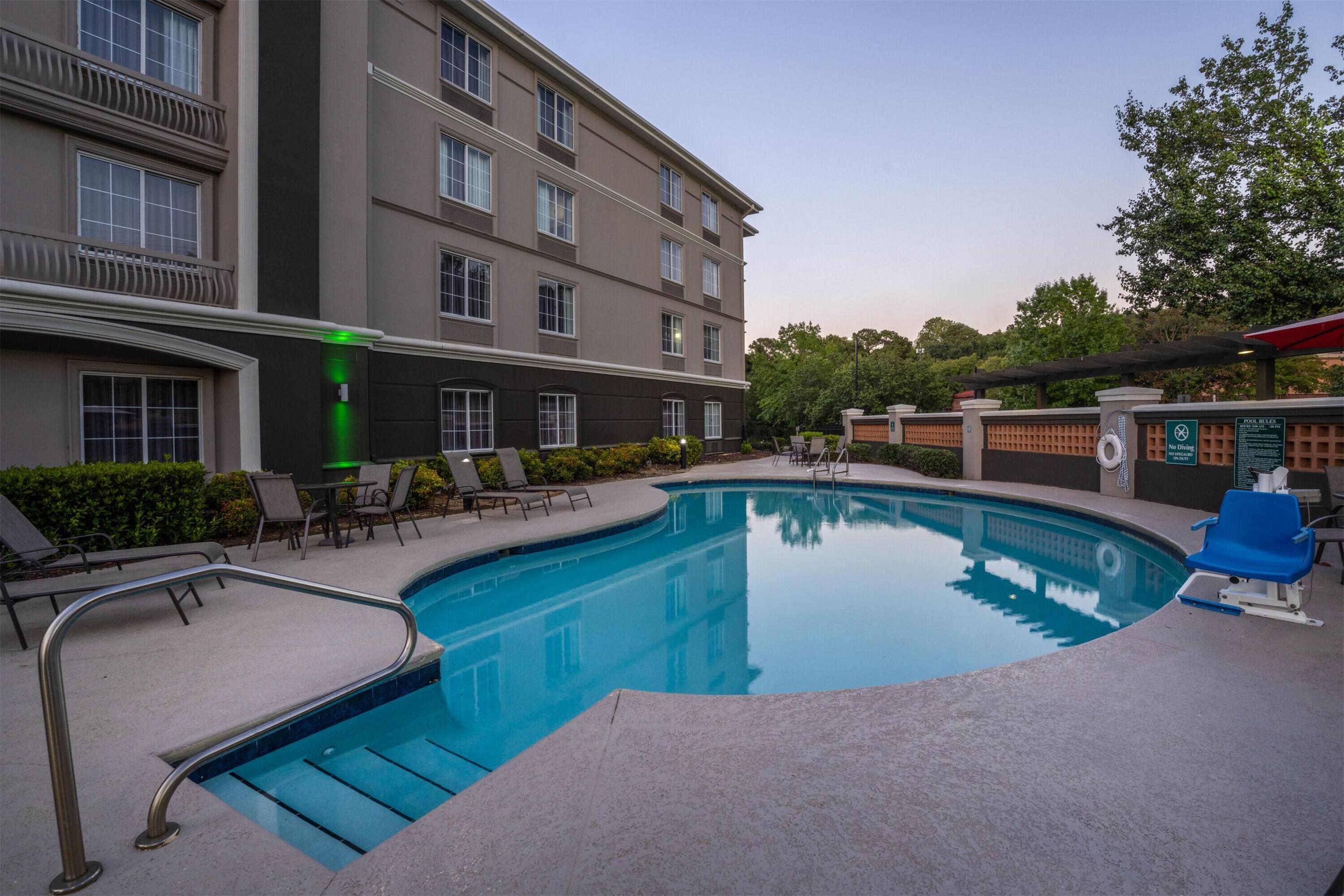 Pool | La Quinta Inn & Suites by Wyndham Birmingham Hoover