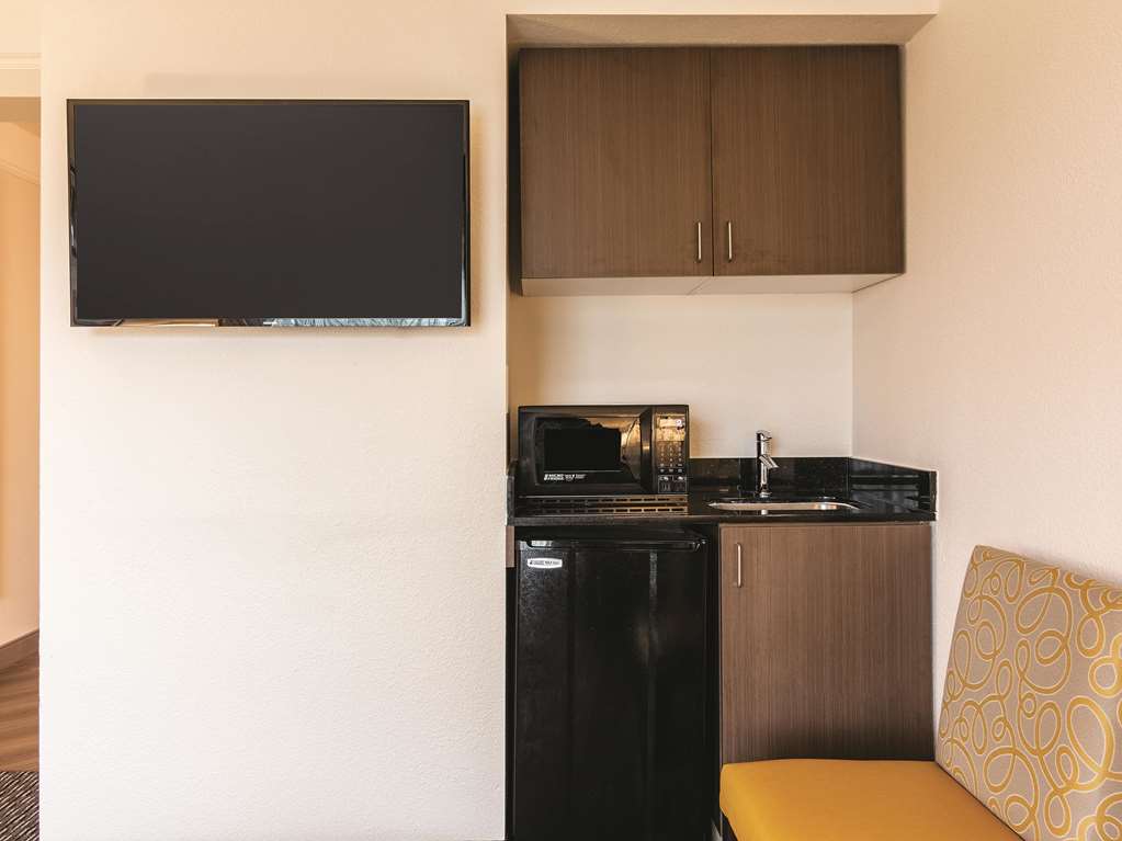 LA QUINTA INN STE SHREVEPORT AP-guestroom-Guest Room,Suite,On-Site.jpg