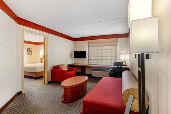 Suite - La Quinta Inn & Suites Crabtree Mall Raleigh
