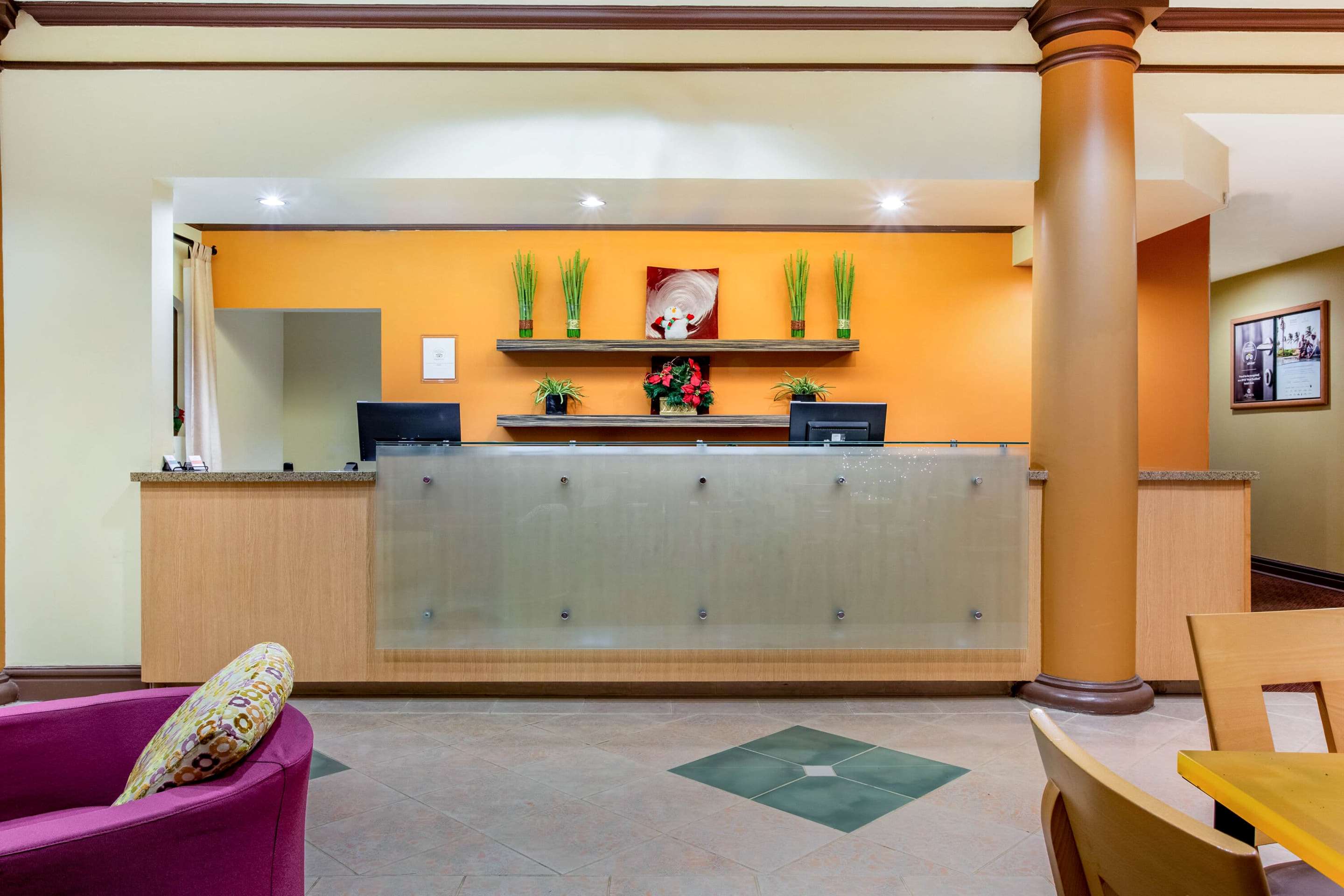Lobby | La Quinta Inn & Suites by Wyndham Raleigh Crabtree
