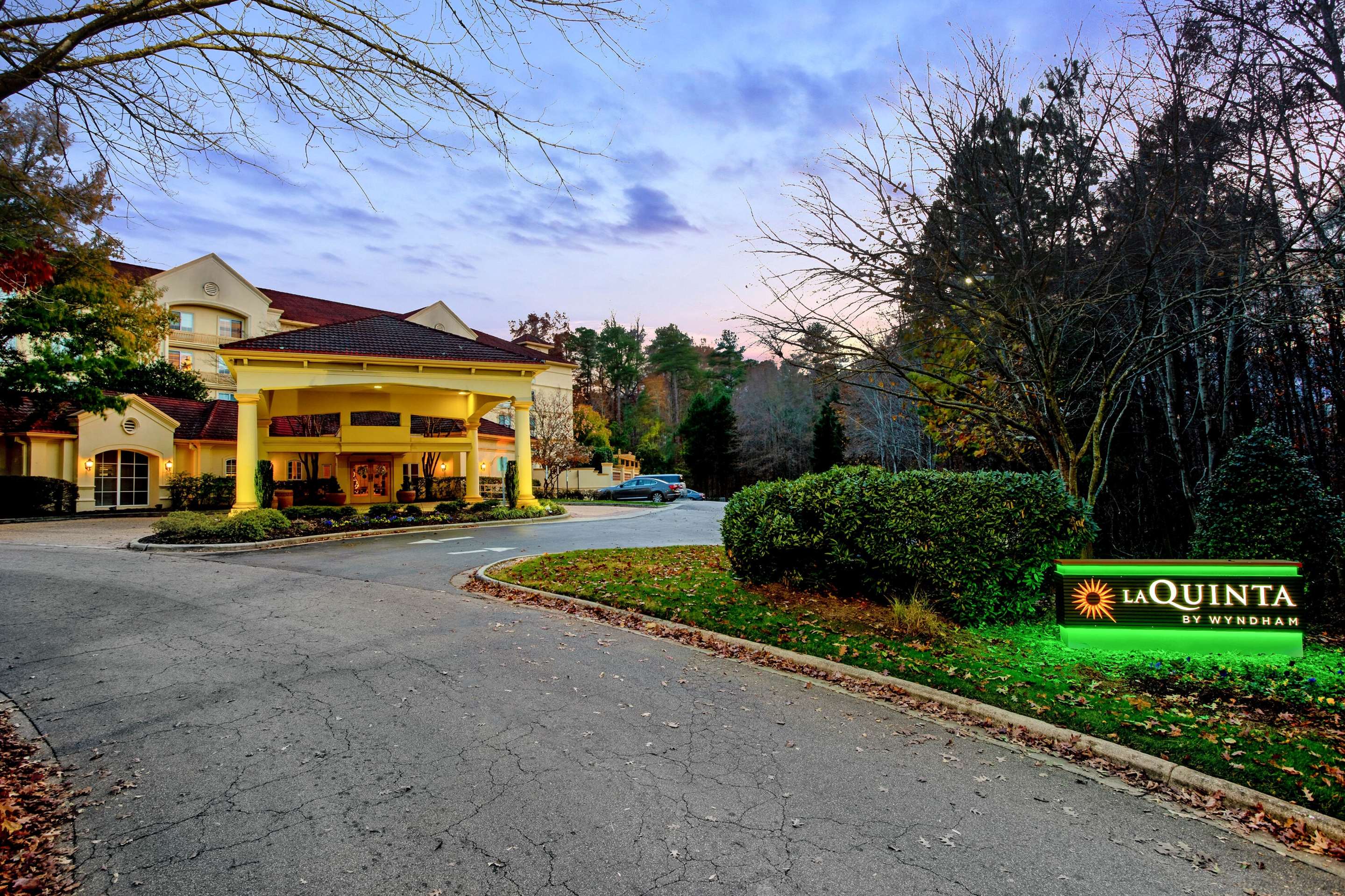 Exterior | La Quinta Inn & Suites by Wyndham Raleigh Crabtree
