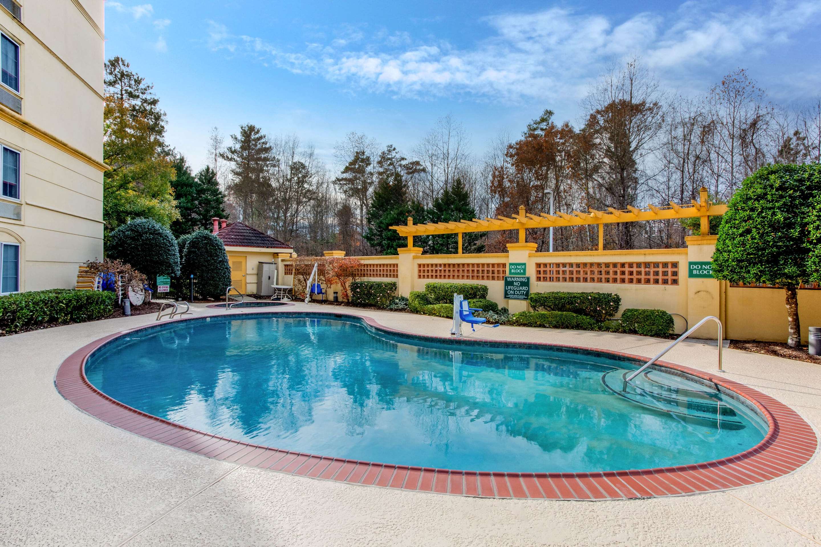 Pool | La Quinta Inn & Suites by Wyndham Raleigh Crabtree