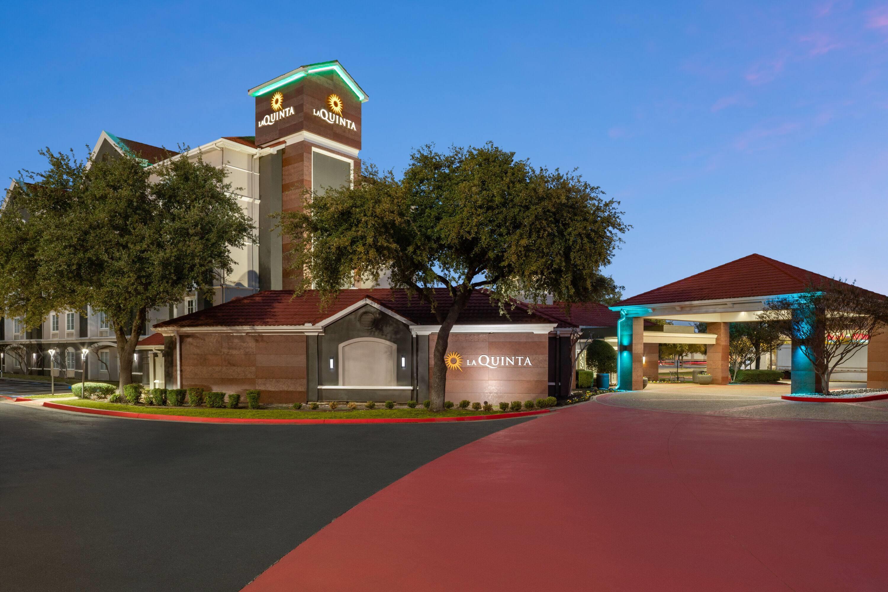 Exterior | La Quinta Inn & Suites by Wyndham Dallas Arlington South