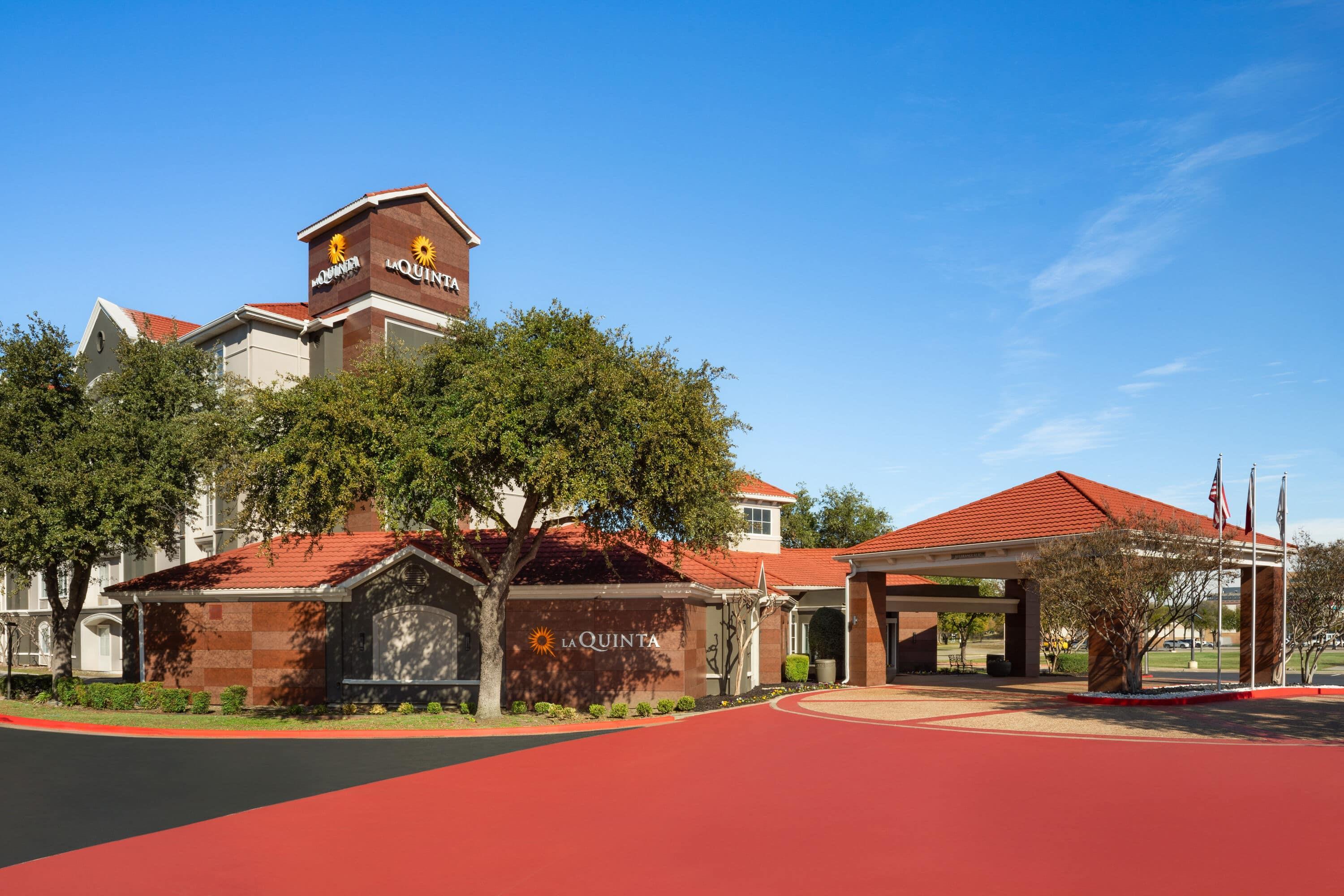 Exterior | La Quinta Inn & Suites by Wyndham Dallas Arlington South