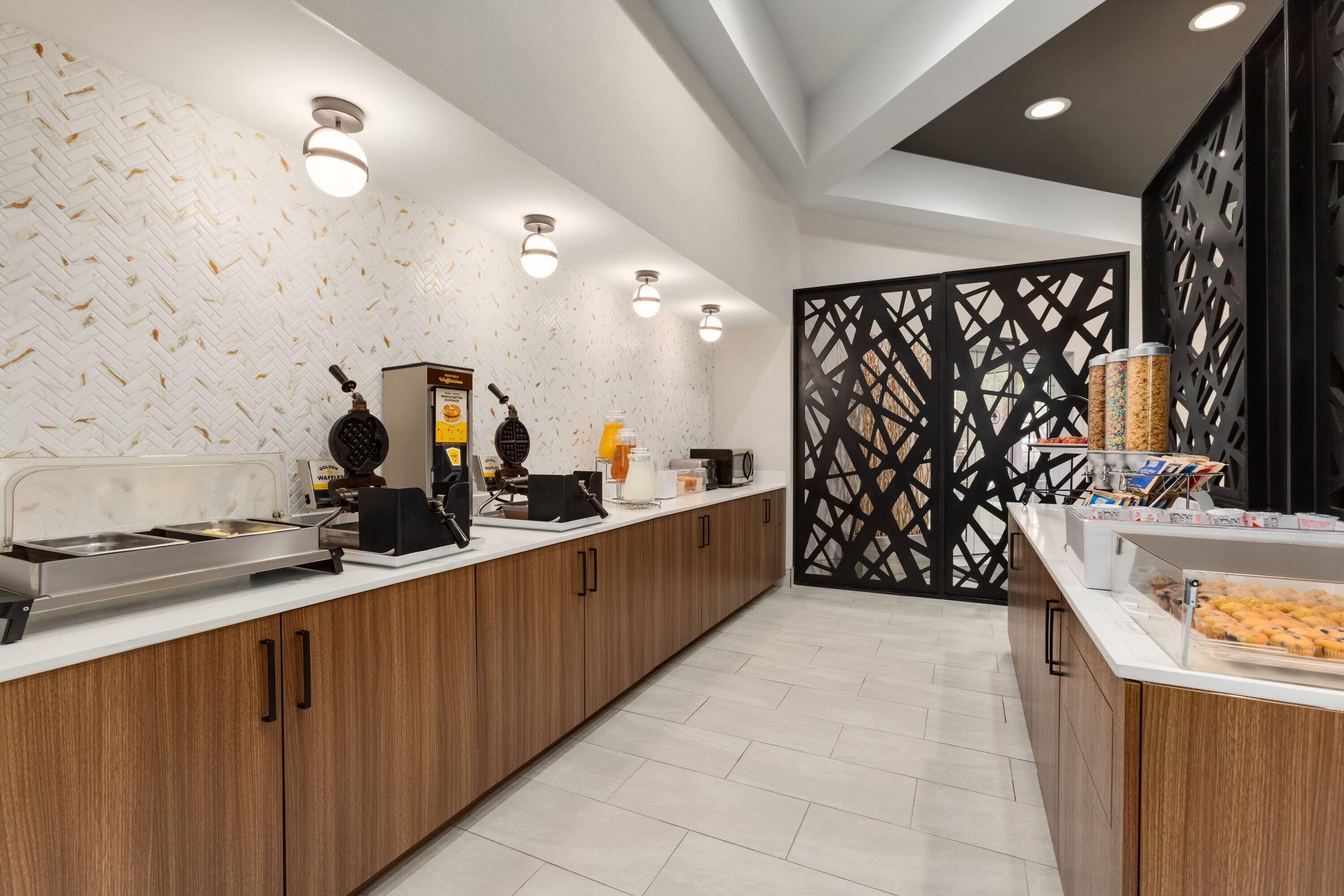 Breakfast Area | La Quinta Inn & Suites by Wyndham Dallas Arlington South