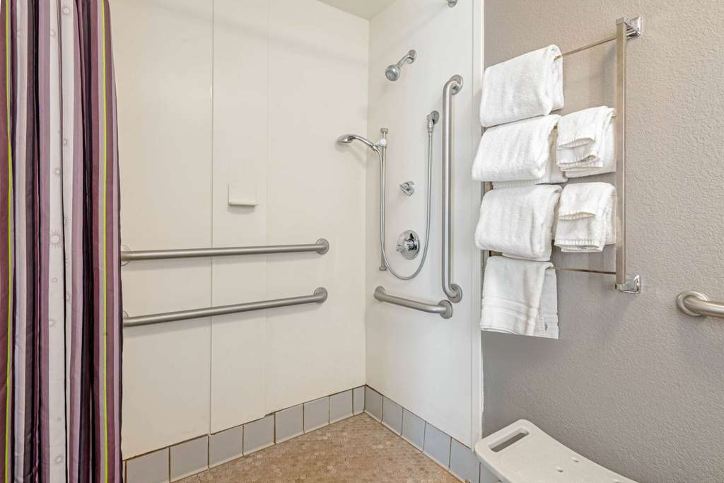 LA QUINTA INN STE OREM UNIVERSITY-guestroom-Guest Room,Bathroom,On-Site.jpg