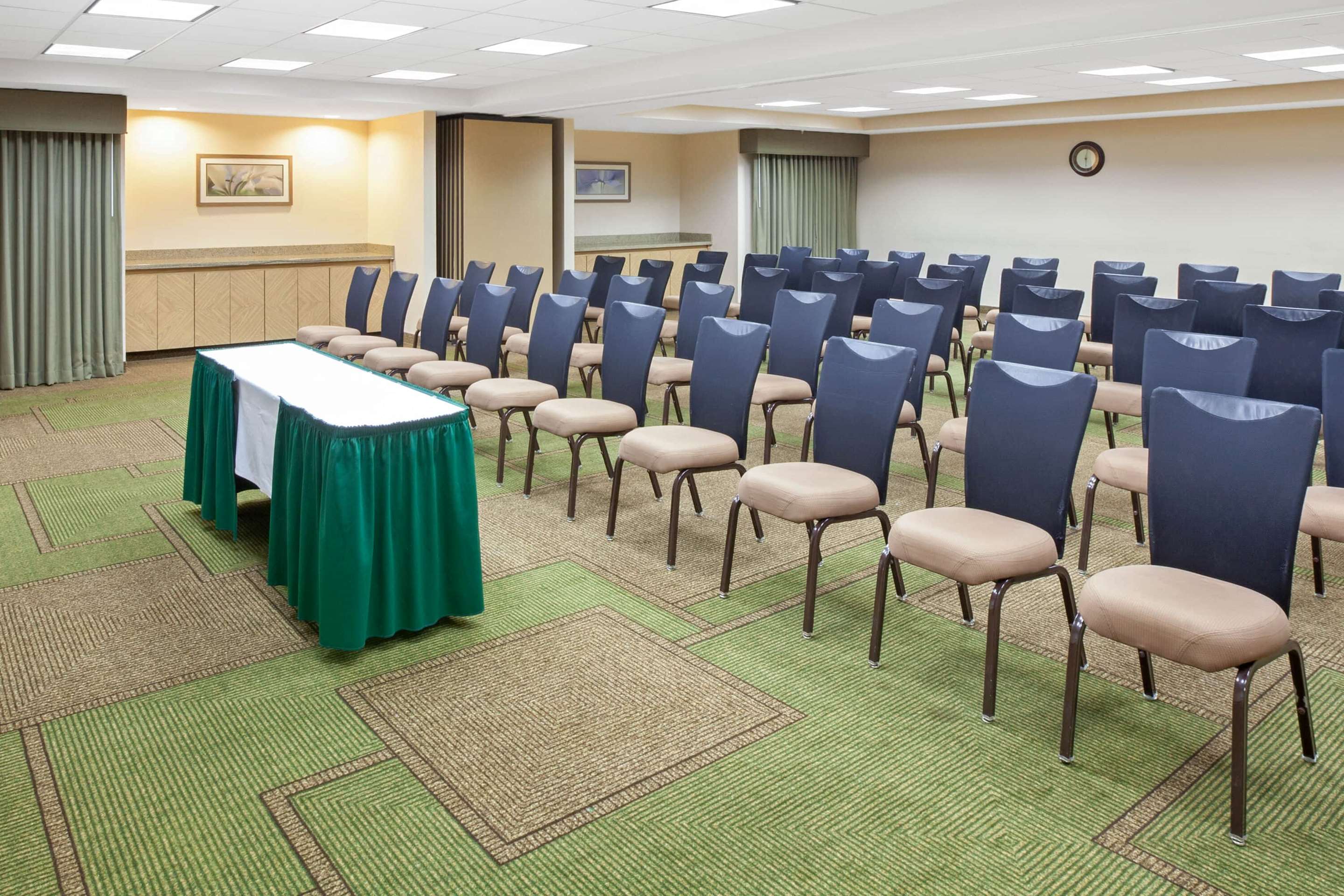Meeting Room | La Quinta Inn & Suites by Wyndham Houston Galleria Area