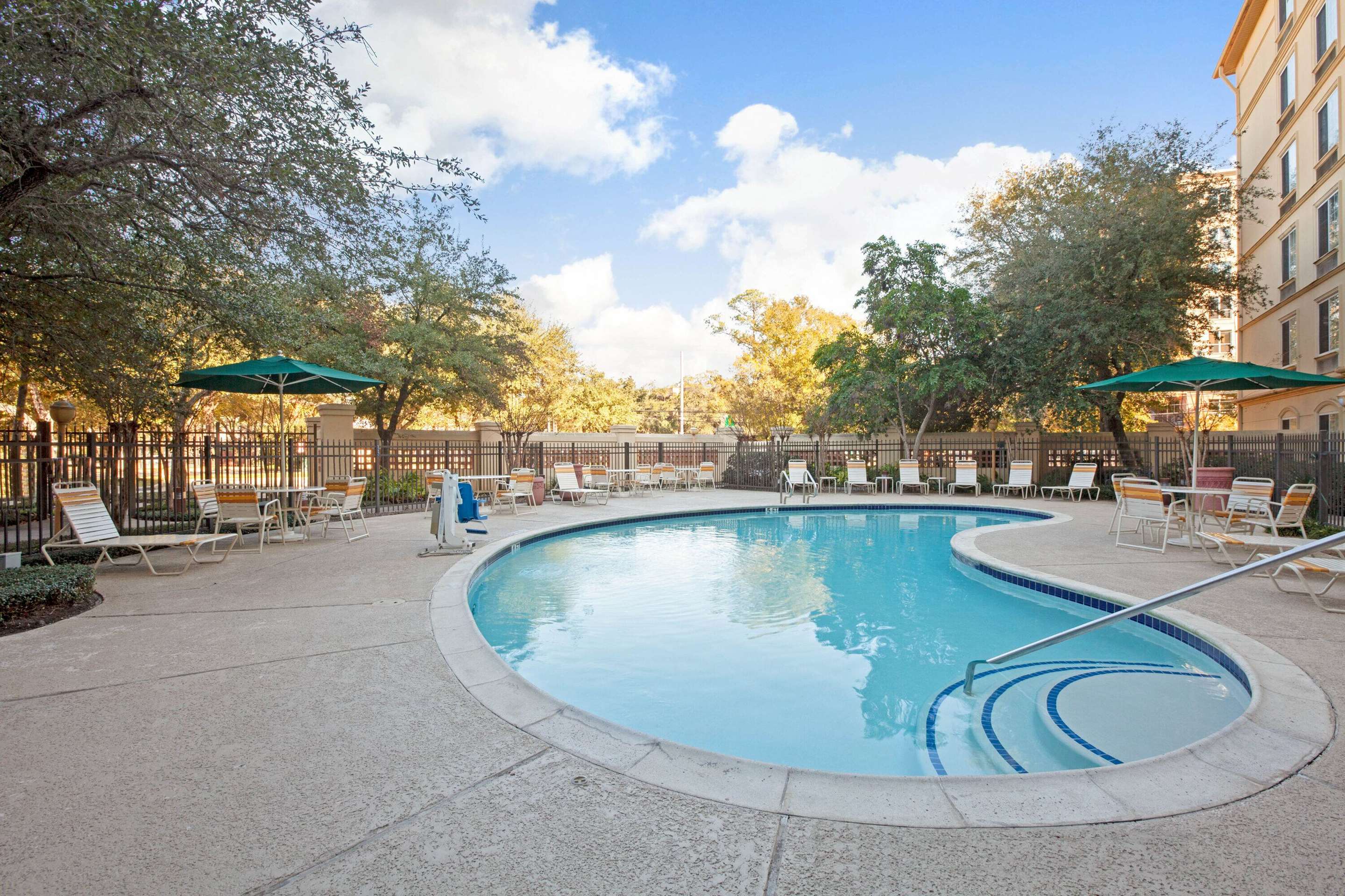 Pool | La Quinta Inn & Suites by Wyndham Houston Galleria Area