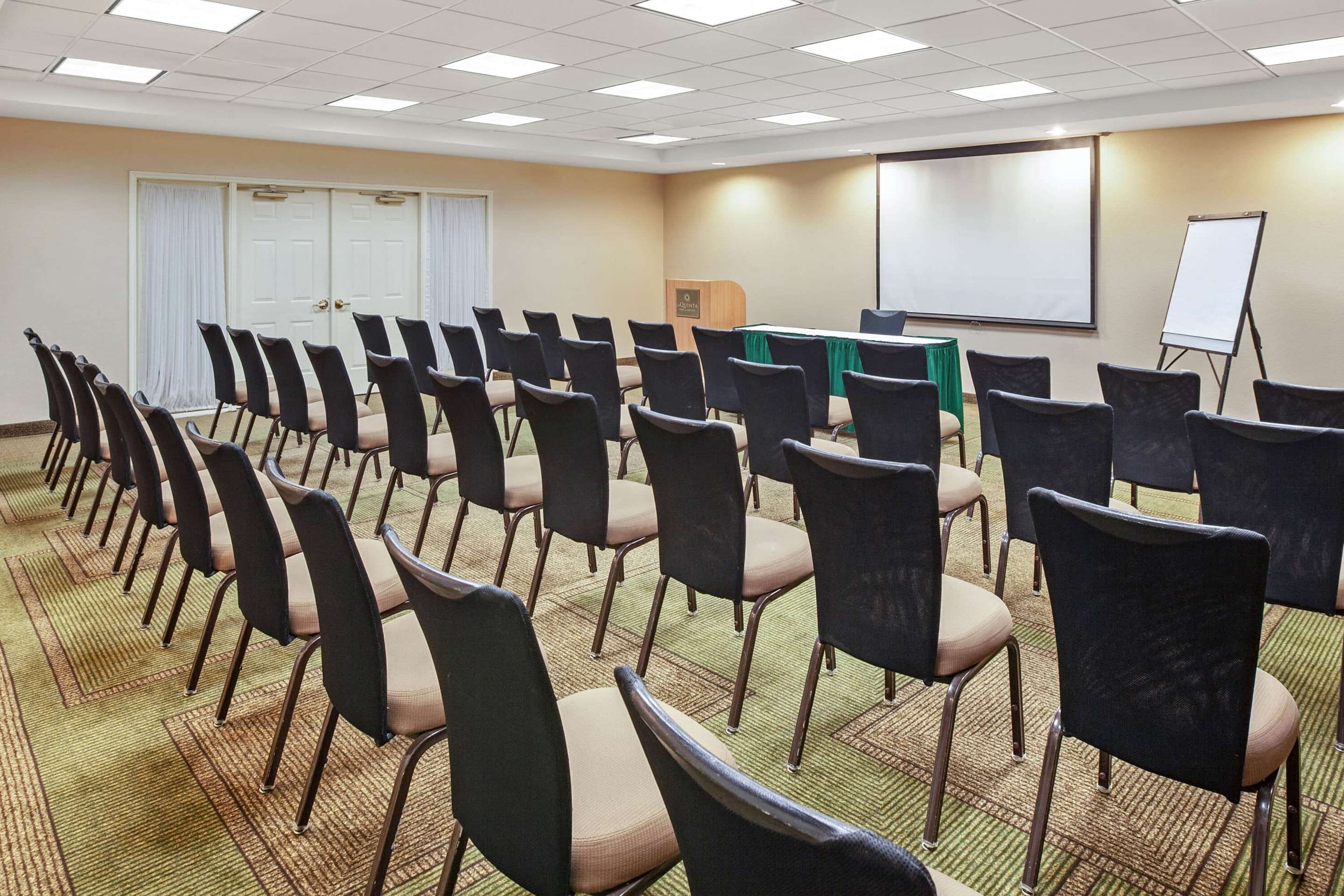 Meeting Room | La Quinta Inn & Suites by Wyndham Houston Galleria Area