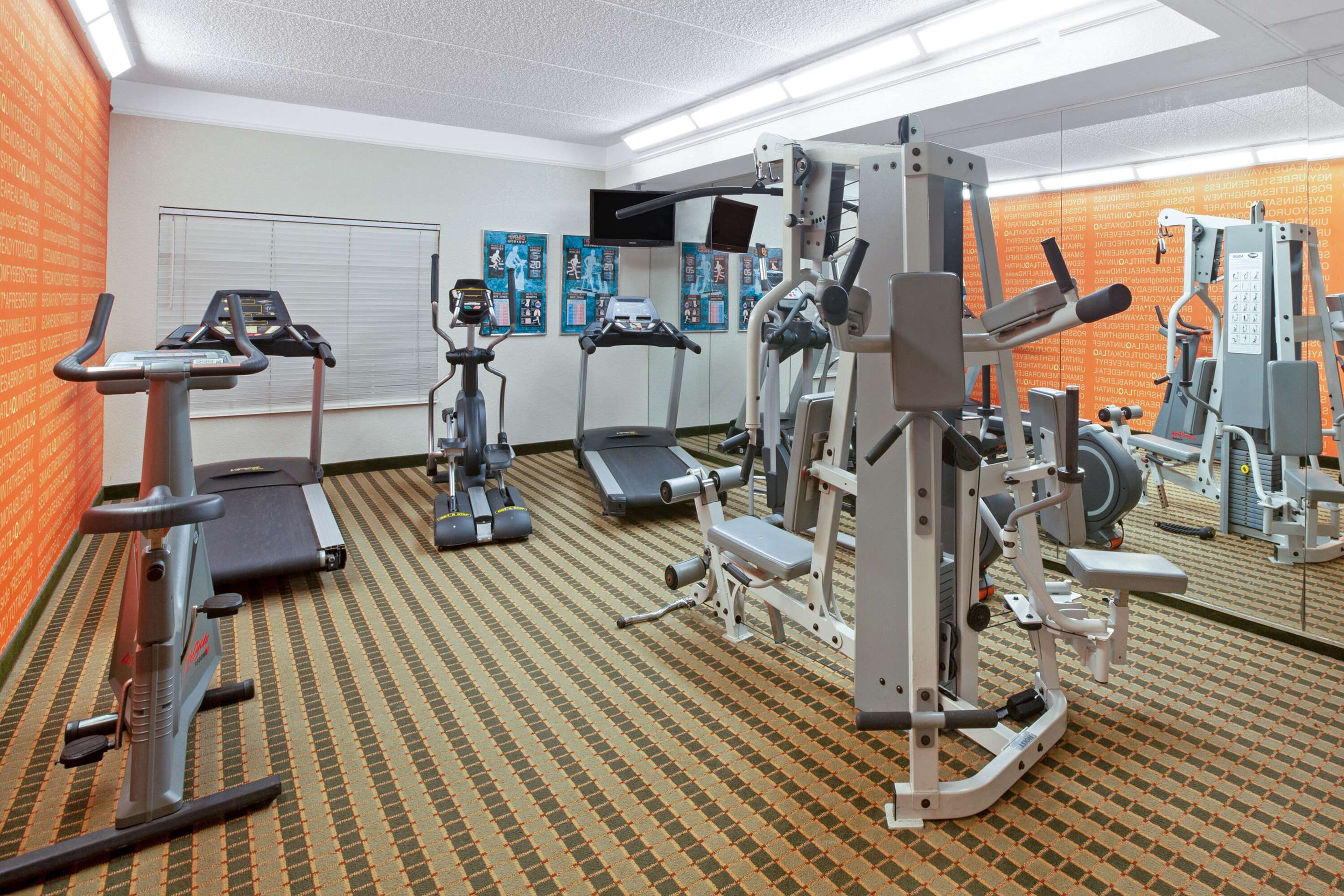 fitness room | La Quinta Inn & Suites by Wyndham Houston Galleria Area