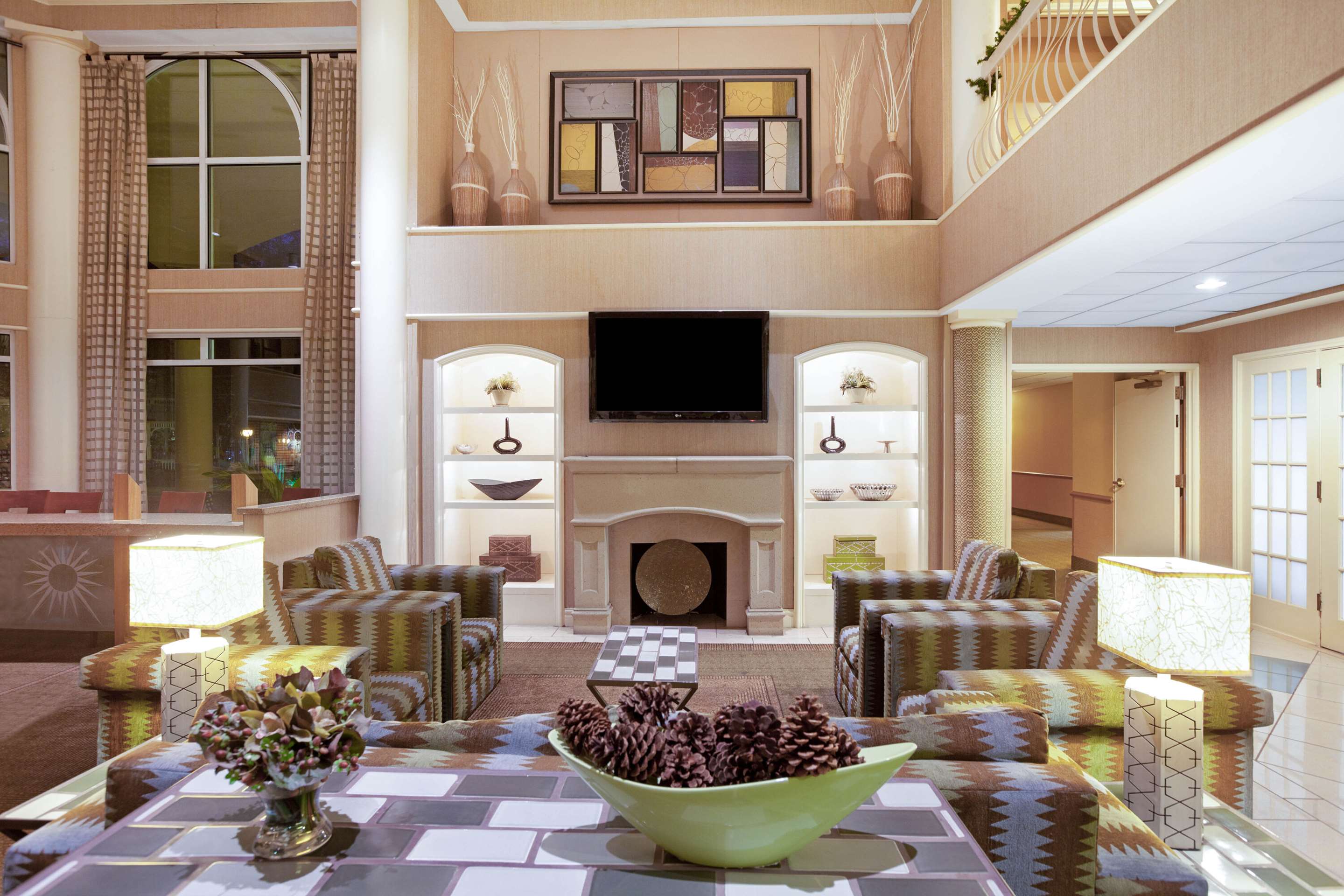lobby view | La Quinta Inn & Suites by Wyndham Houston Galleria Area