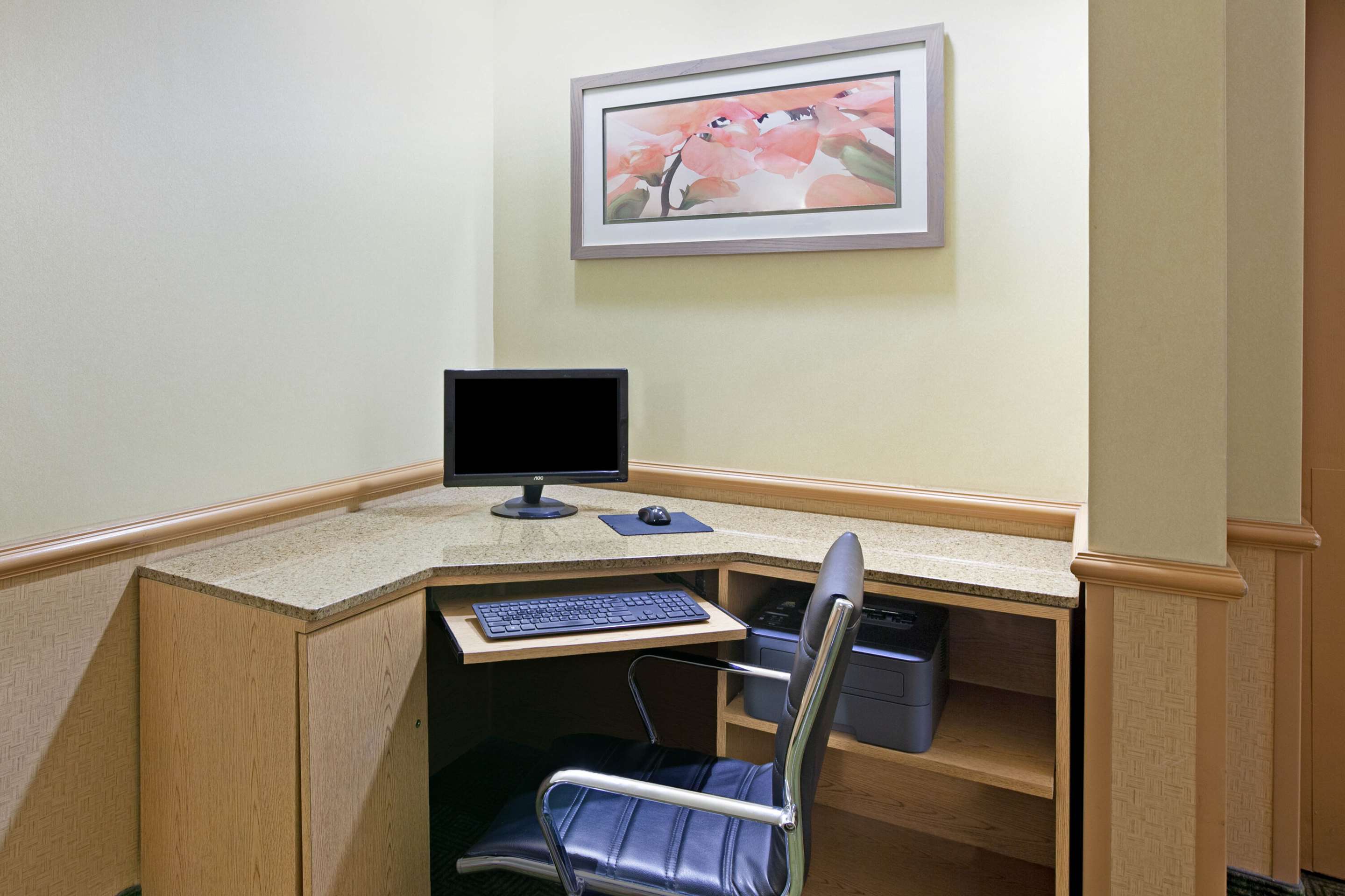 business center | La Quinta Inn & Suites by Wyndham Houston Galleria Area