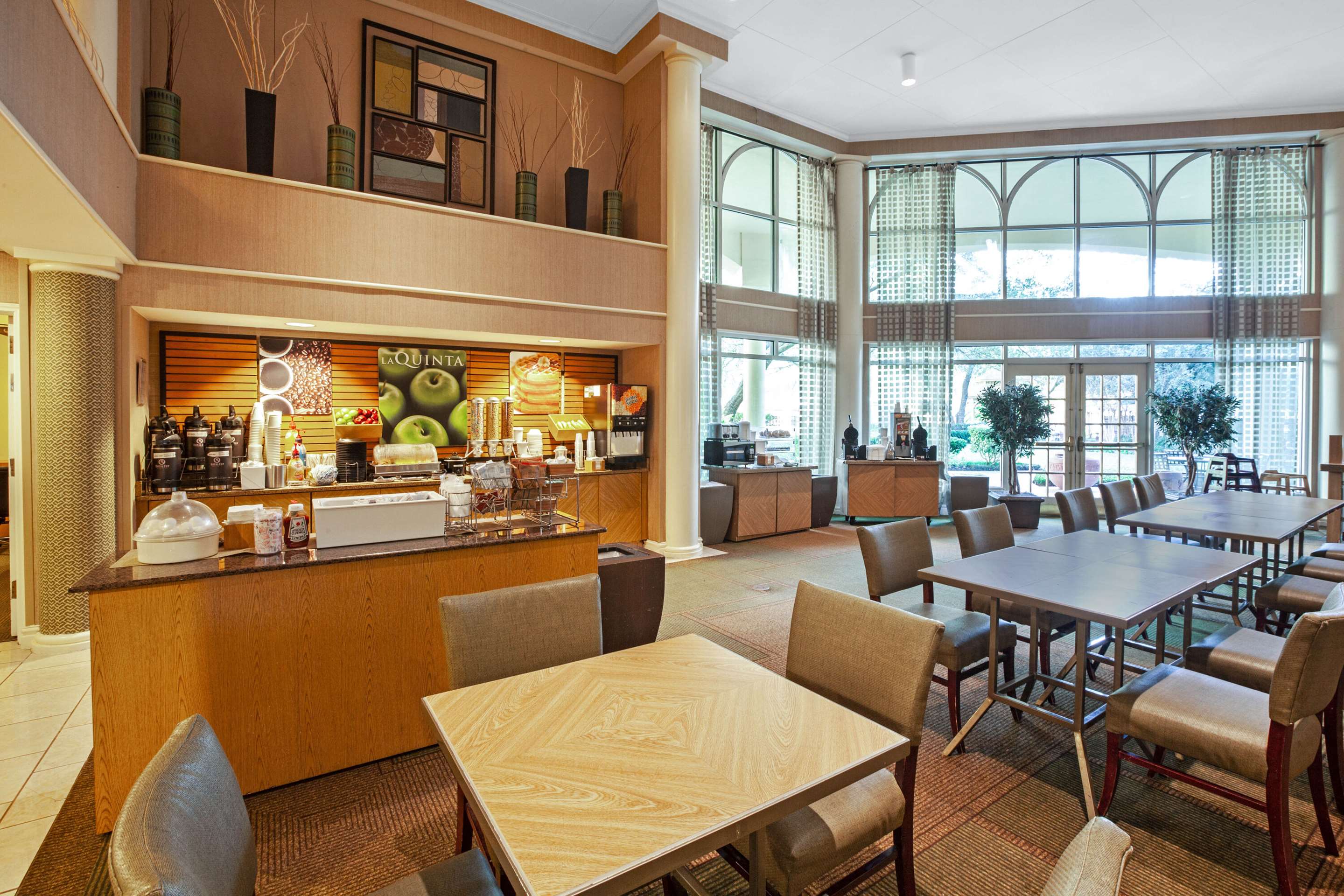 complimentary breakfast | La Quinta Inn & Suites by Wyndham Houston Galleria Area