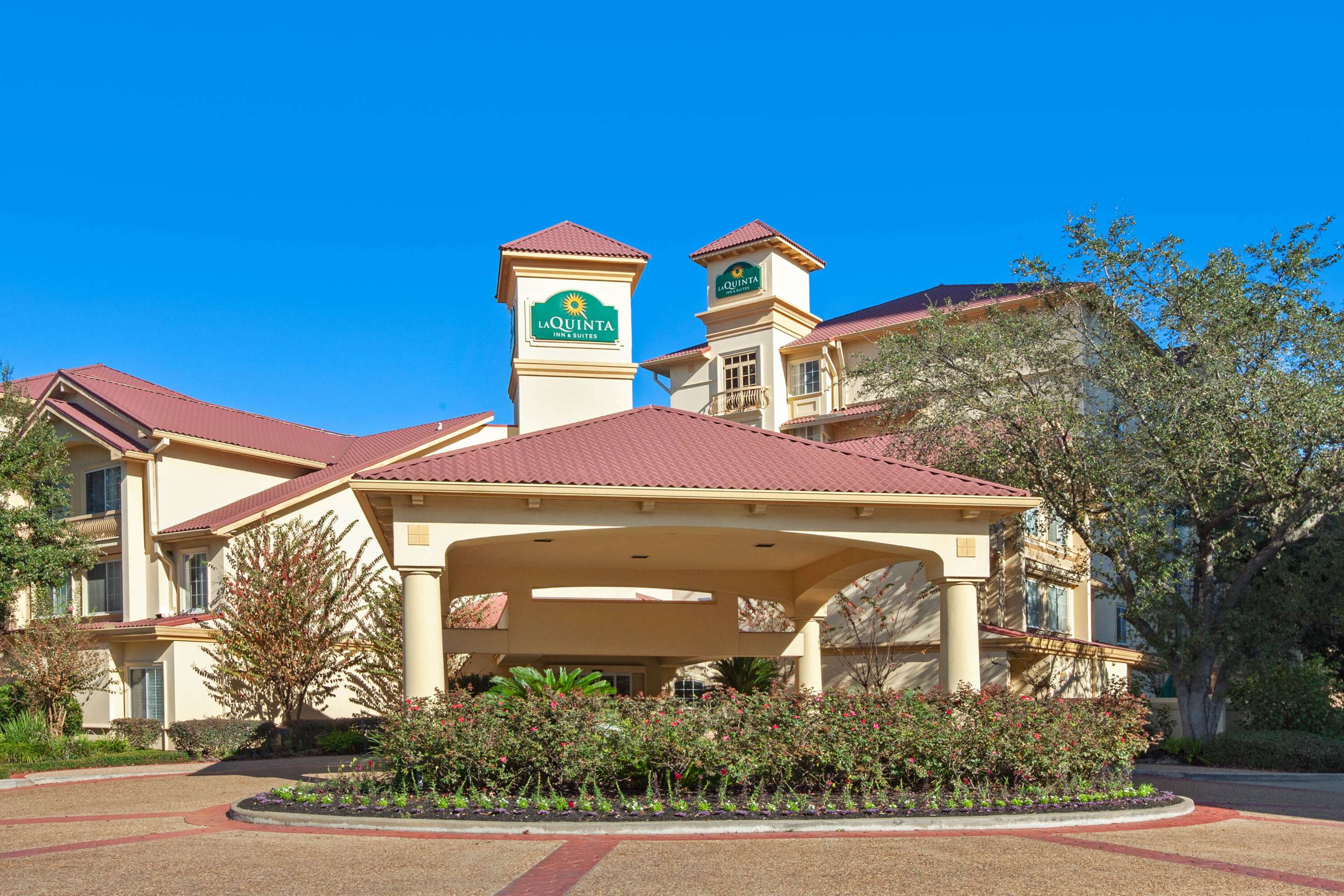 exterior day | La Quinta Inn & Suites by Wyndham Houston Galleria Area
