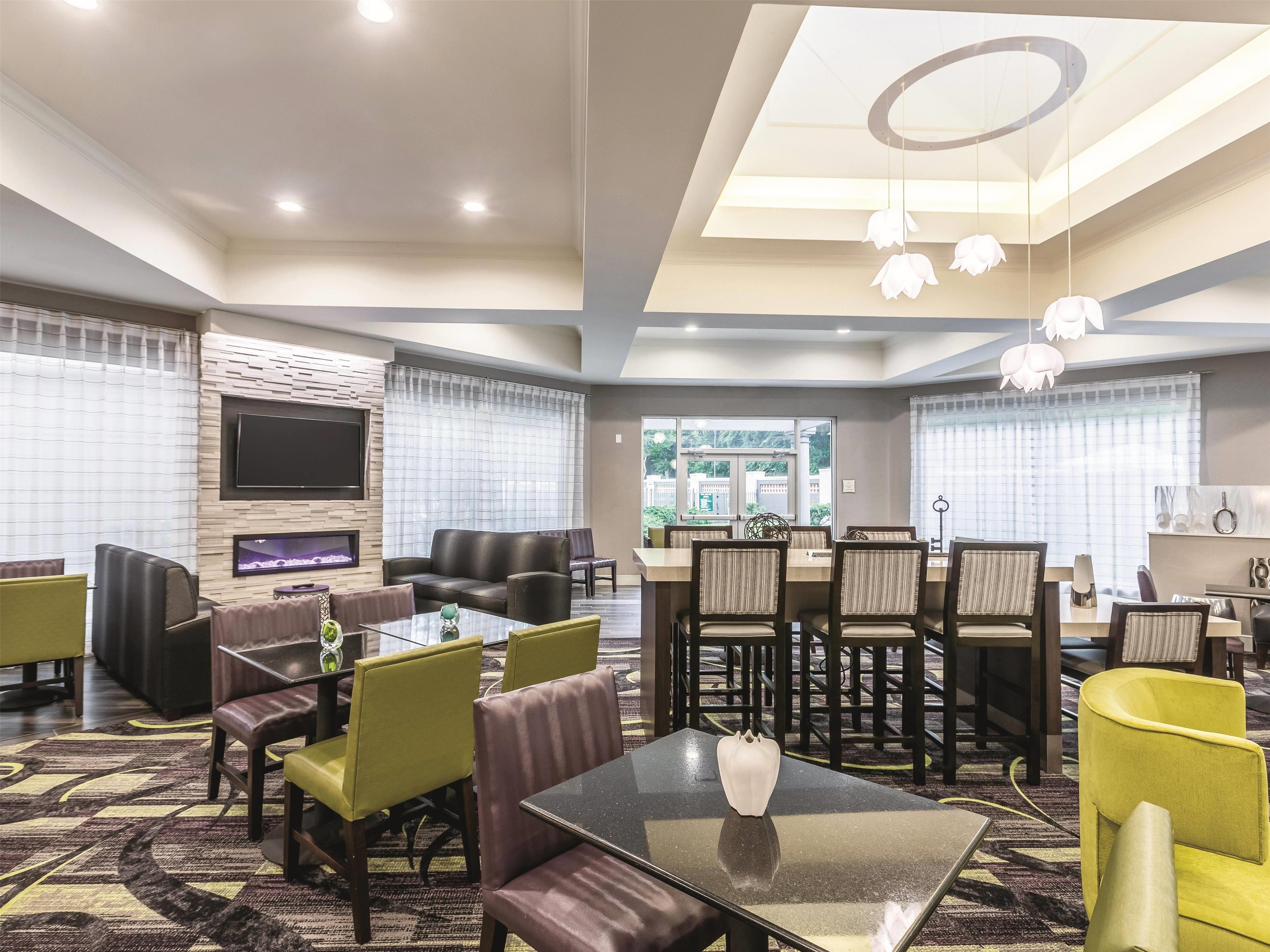 Lobby | La Quinta Inn & Suites by Wyndham Atlanta Alpharetta
