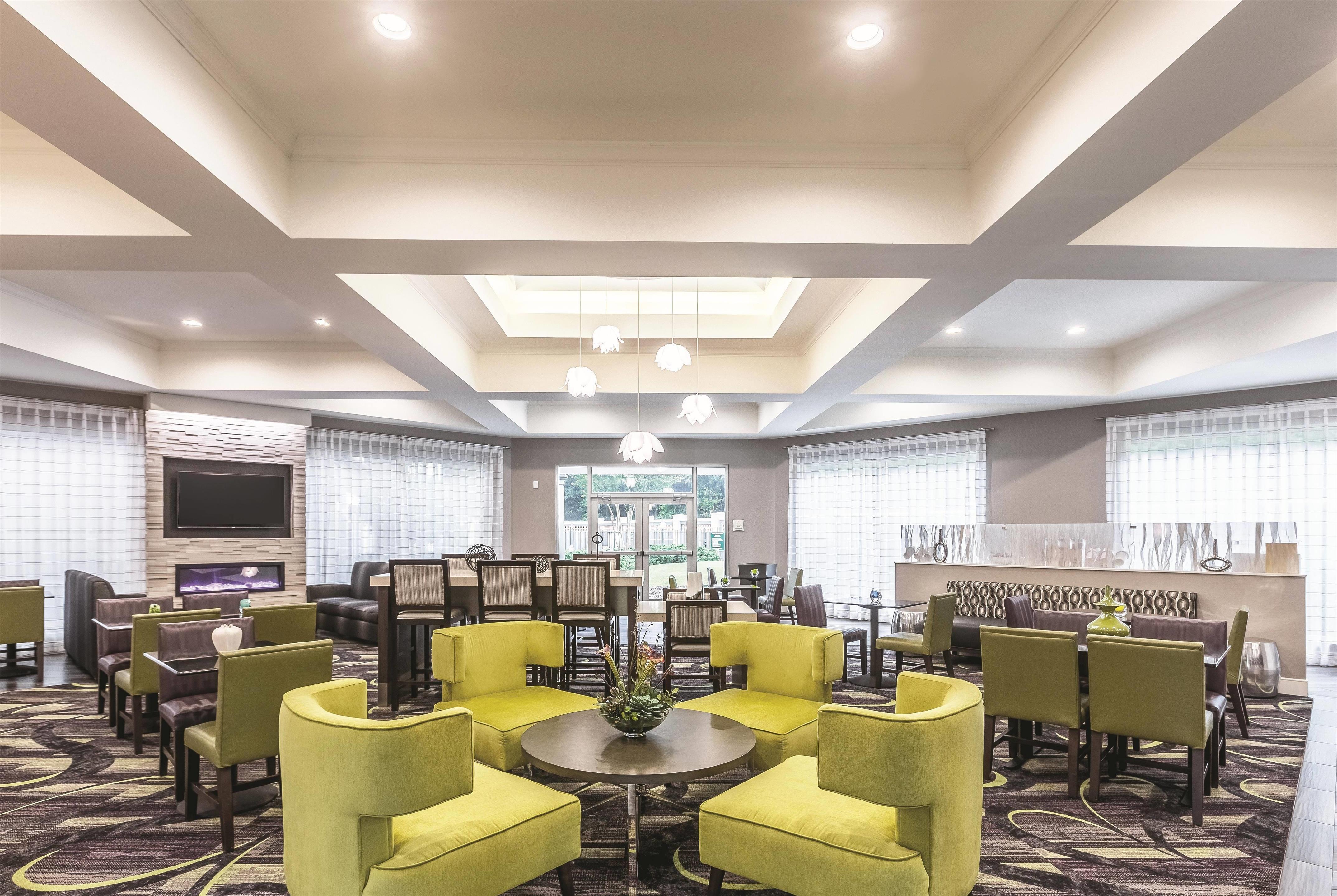 Lobby | La Quinta Inn & Suites by Wyndham Atlanta Alpharetta