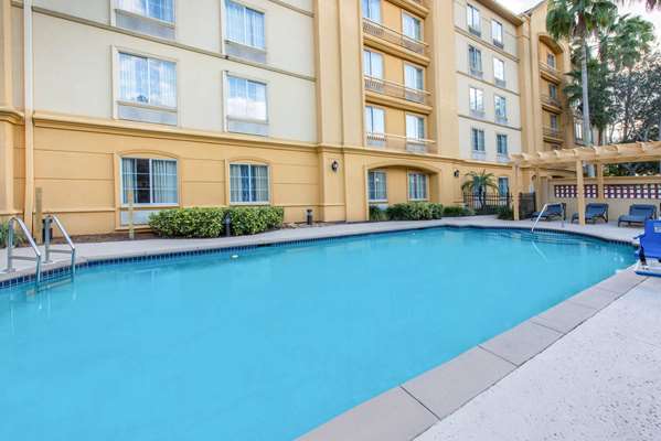Pool - La Quinta Inn & Suites Brandon - I-75, Exit 257