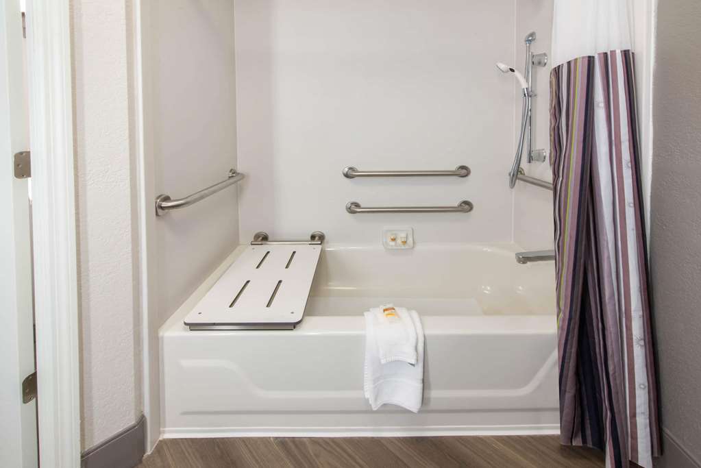 LA QUINTA INN STE REGENCY PARK-guestroom-Guest Room,Bathroom,On-Site.jpg