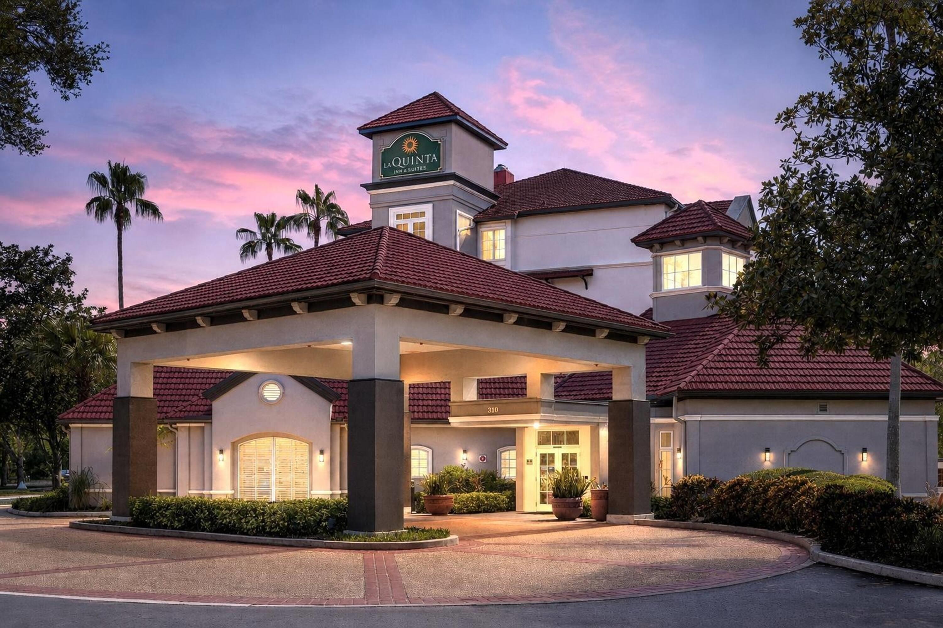 Exterior | La Quinta Inn & Suites by Wyndham Tampa Brandon Regency Park