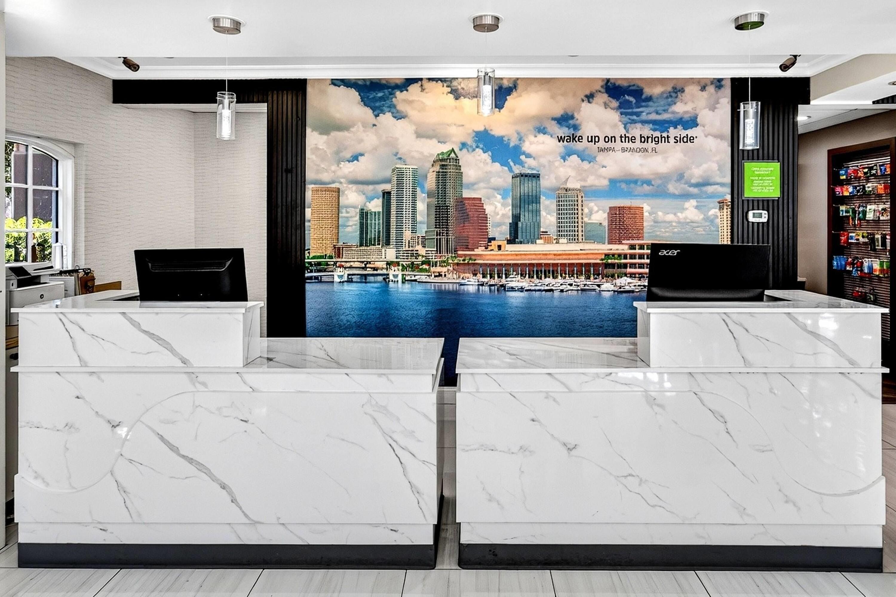 Lobby | La Quinta Inn & Suites by Wyndham Tampa Brandon Regency Park
