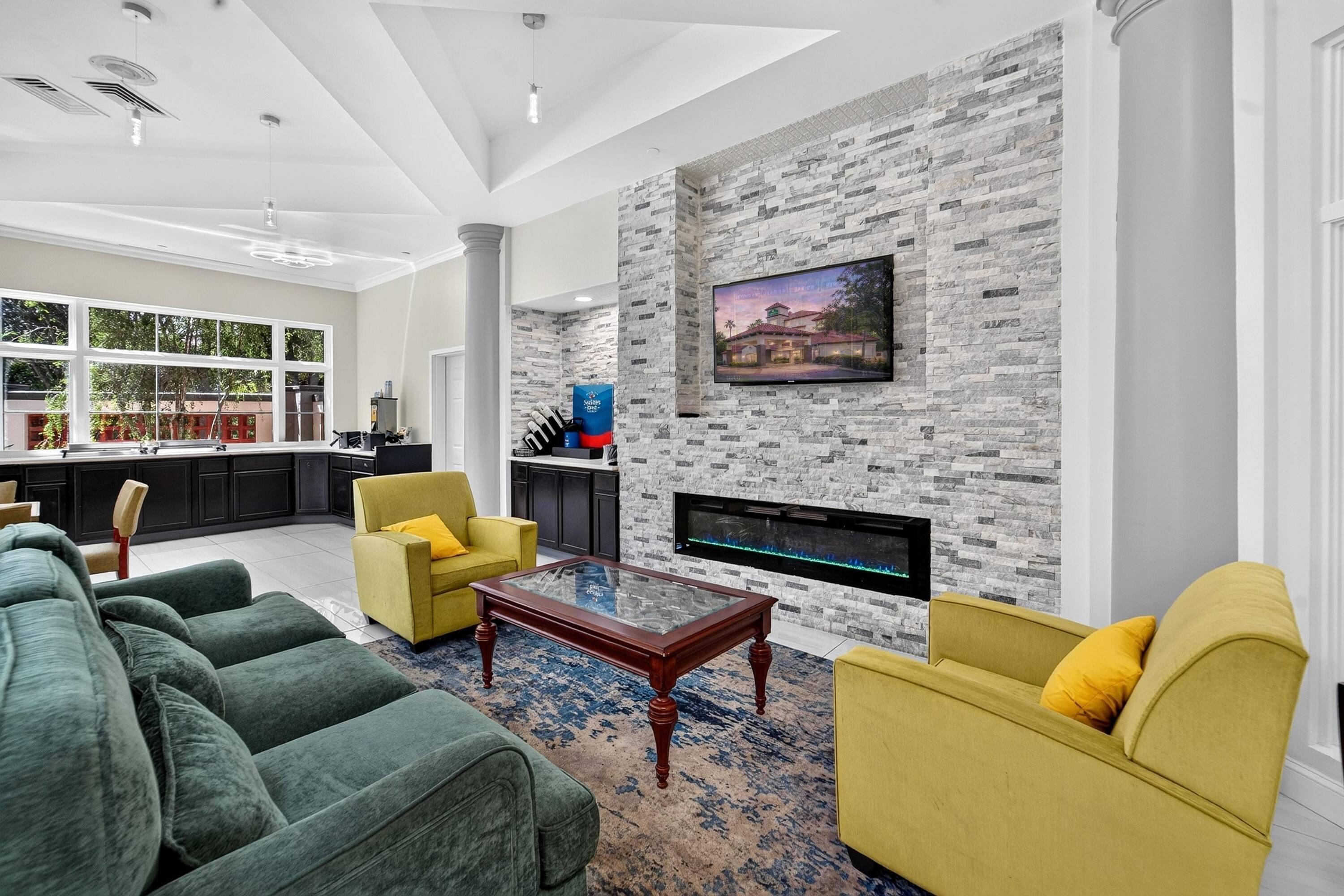 Lobby | La Quinta Inn & Suites by Wyndham Tampa Brandon Regency Park