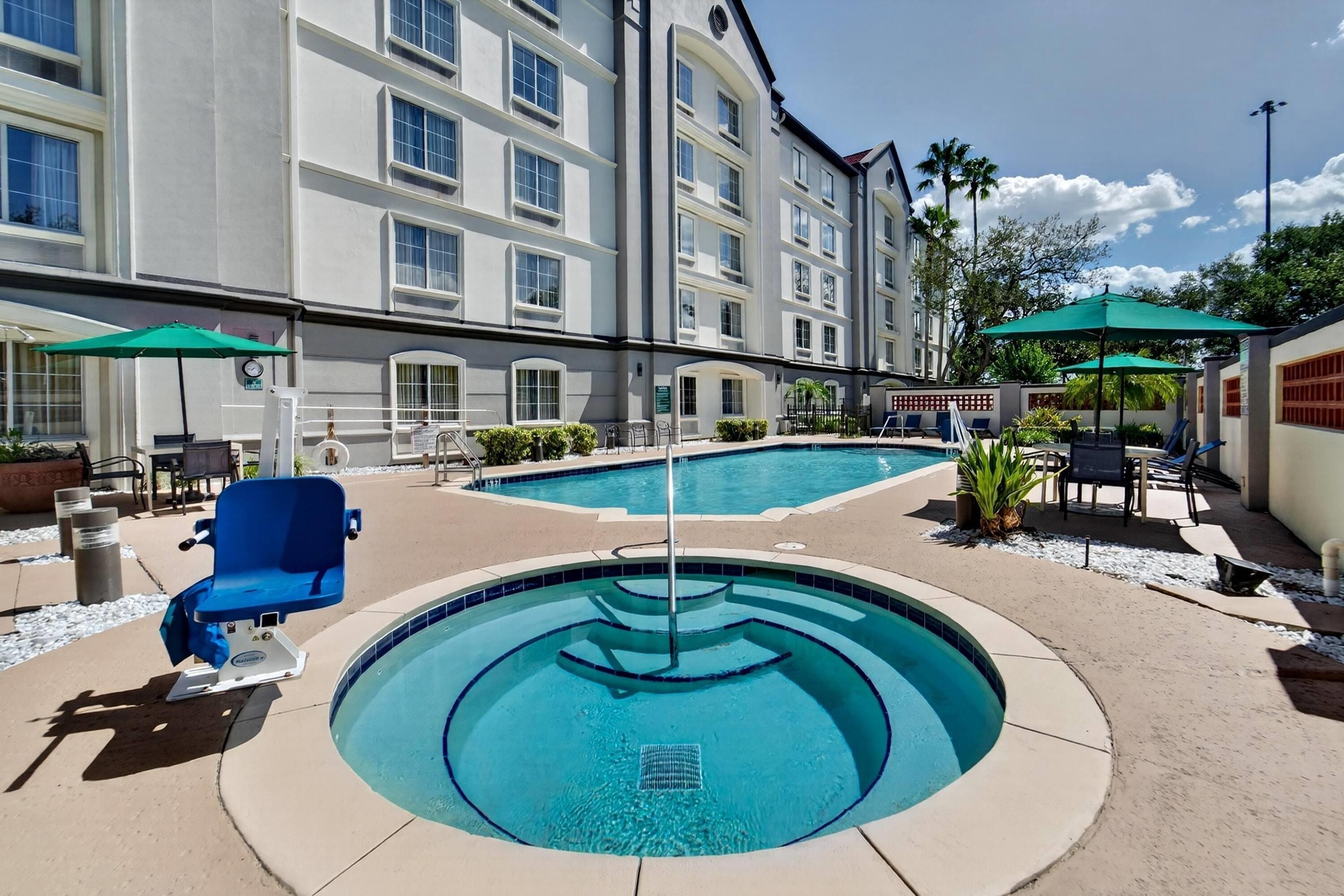 Pool | La Quinta Inn & Suites by Wyndham Tampa Brandon Regency Park