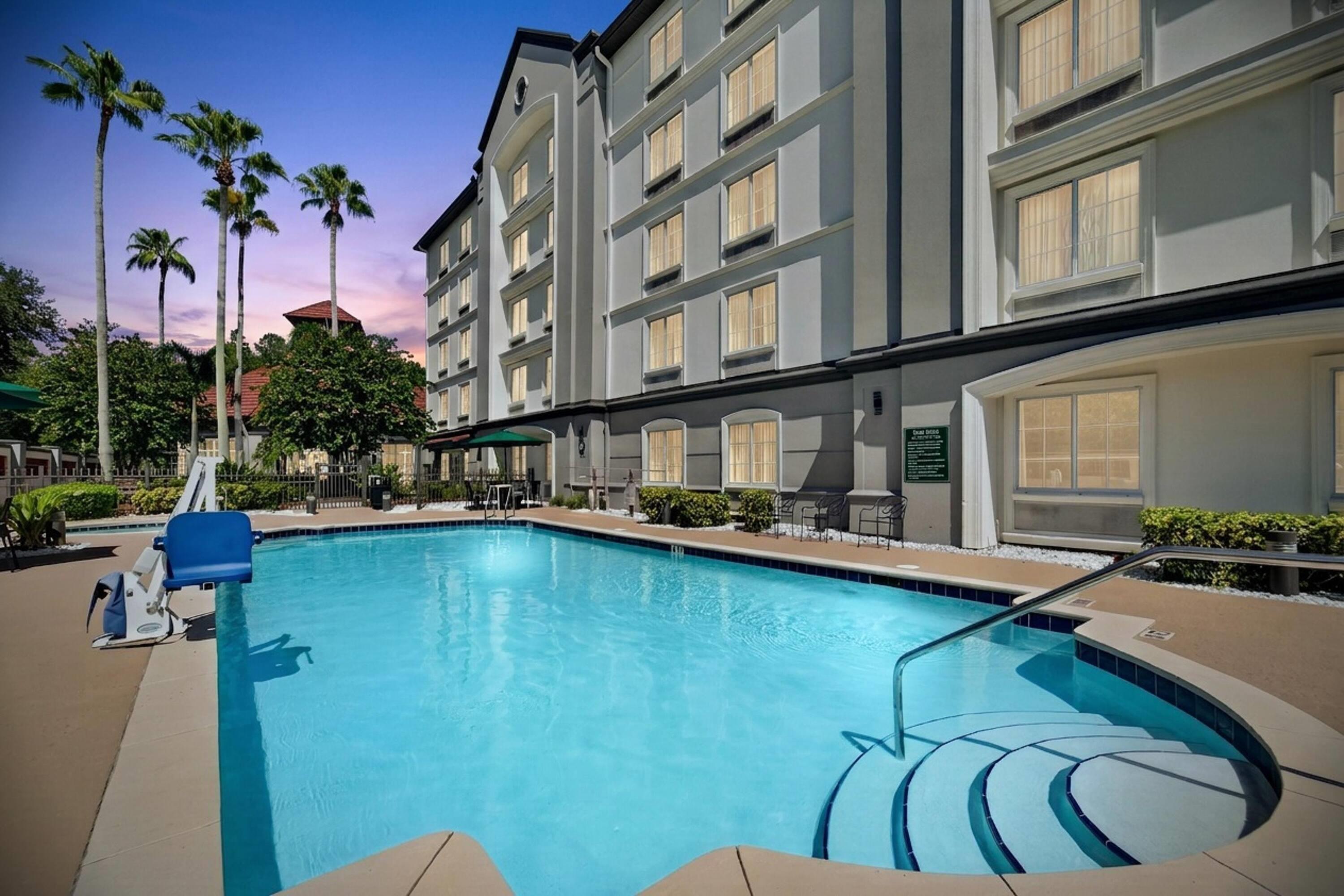 Pool | La Quinta Inn & Suites by Wyndham Tampa Brandon Regency Park