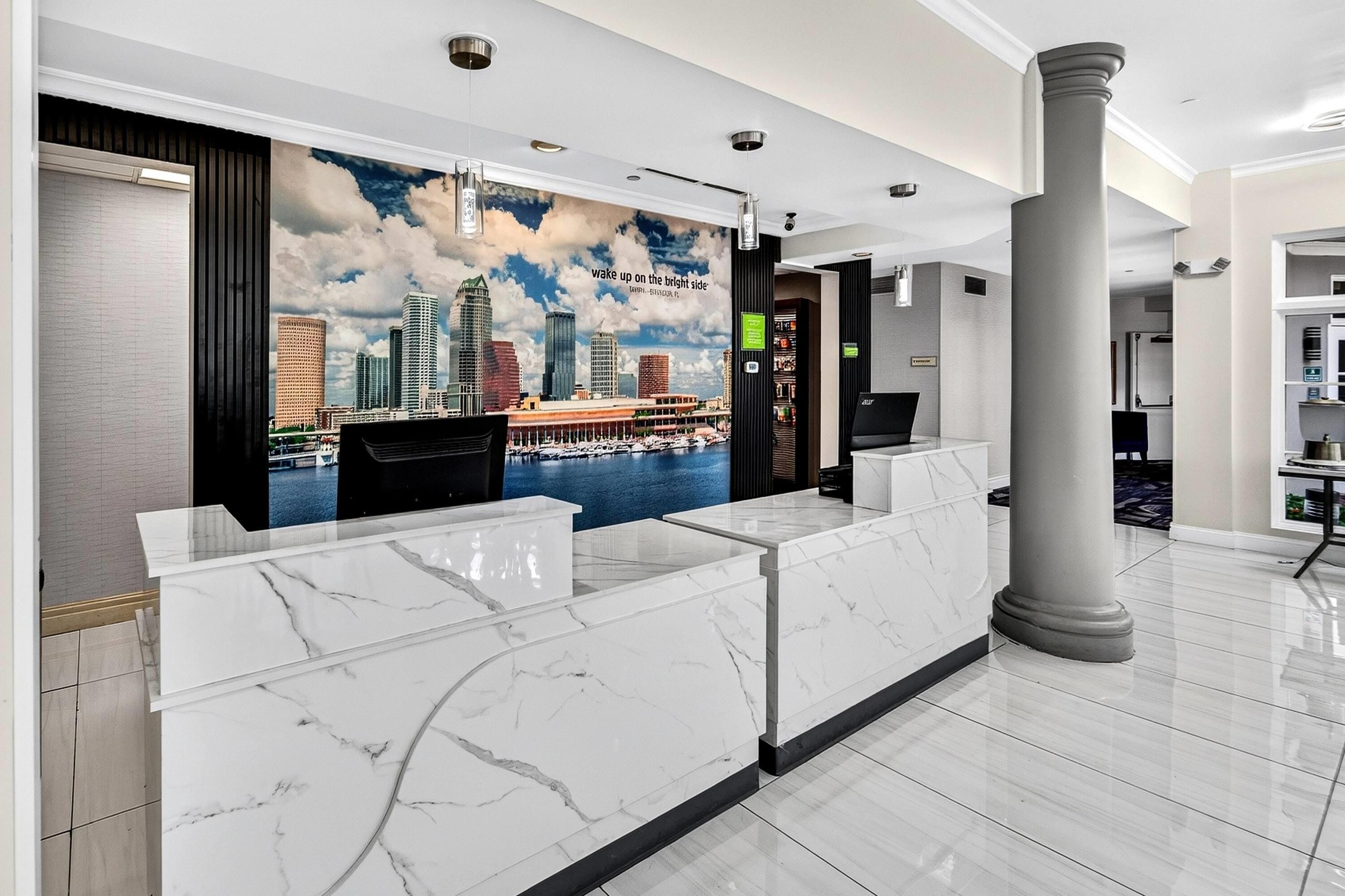 Lobby | La Quinta Inn & Suites by Wyndham Tampa Brandon Regency Park