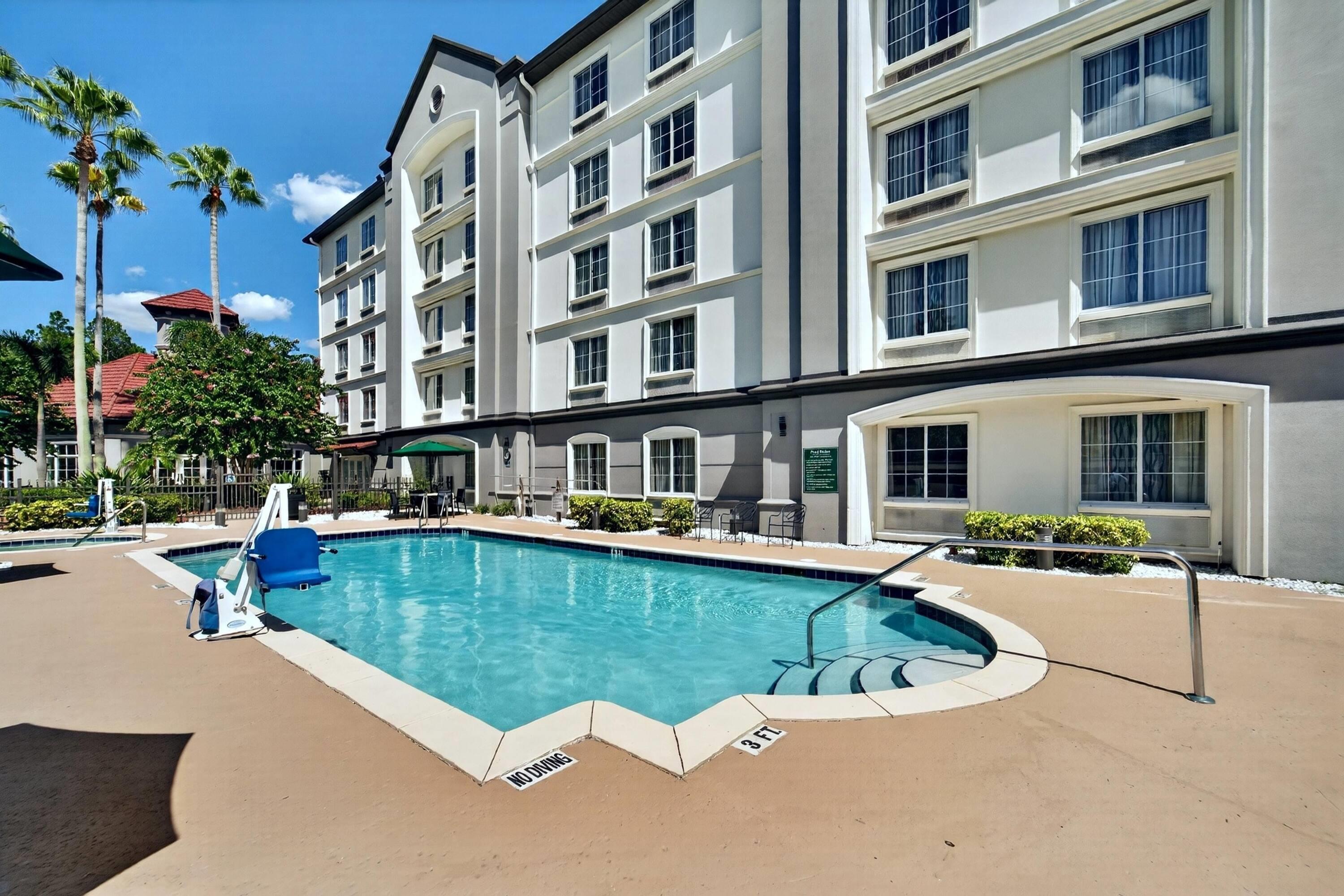 Pool | La Quinta Inn & Suites by Wyndham Tampa Brandon Regency Park