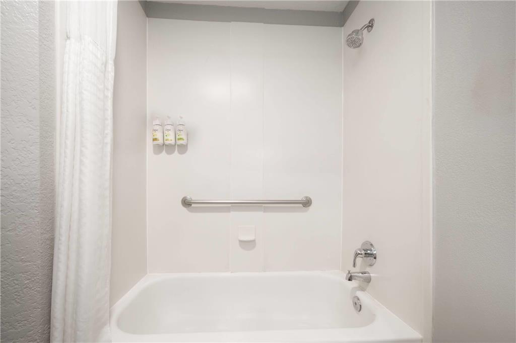 LA QUINTA INN STE RALEIGH CARY-guestroom-Guest Room,Bathroom,On-Site.jpg