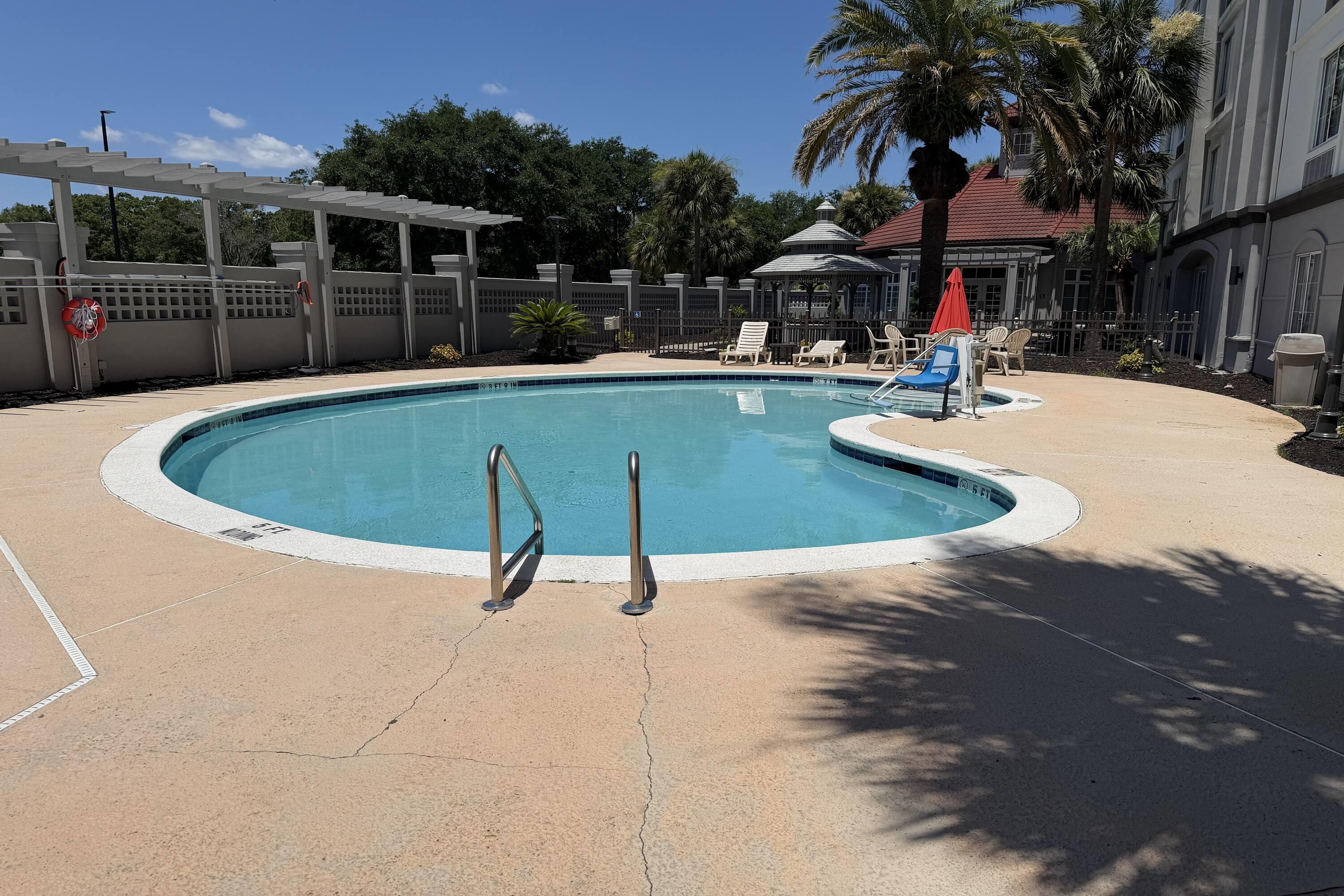 Pool | La Quinta Inn & Suites by Wyndham Jacksonville Butler Blvd