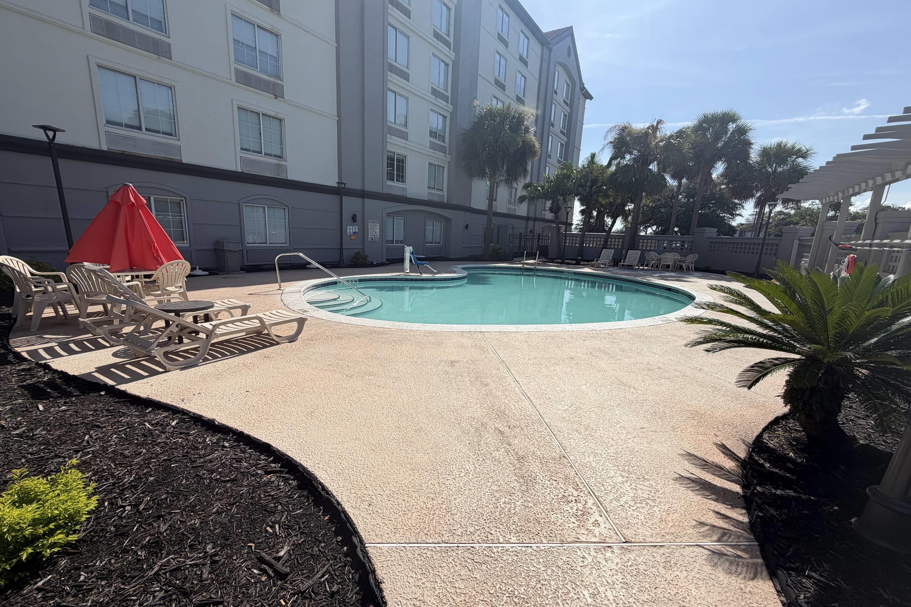 Pool | La Quinta Inn & Suites by Wyndham Jacksonville Butler Blvd