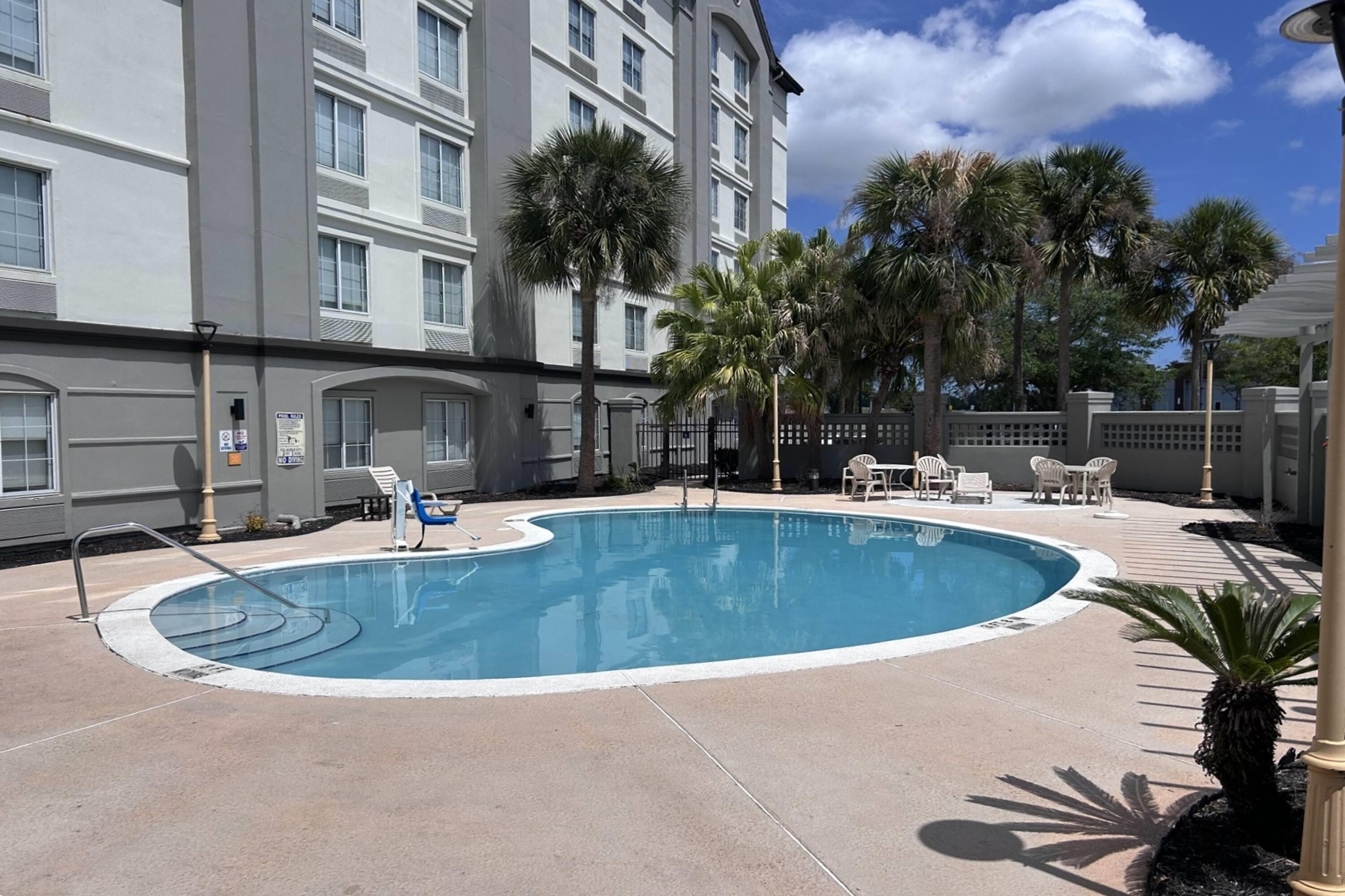 Pool | La Quinta Inn & Suites by Wyndham Jacksonville Butler Blvd