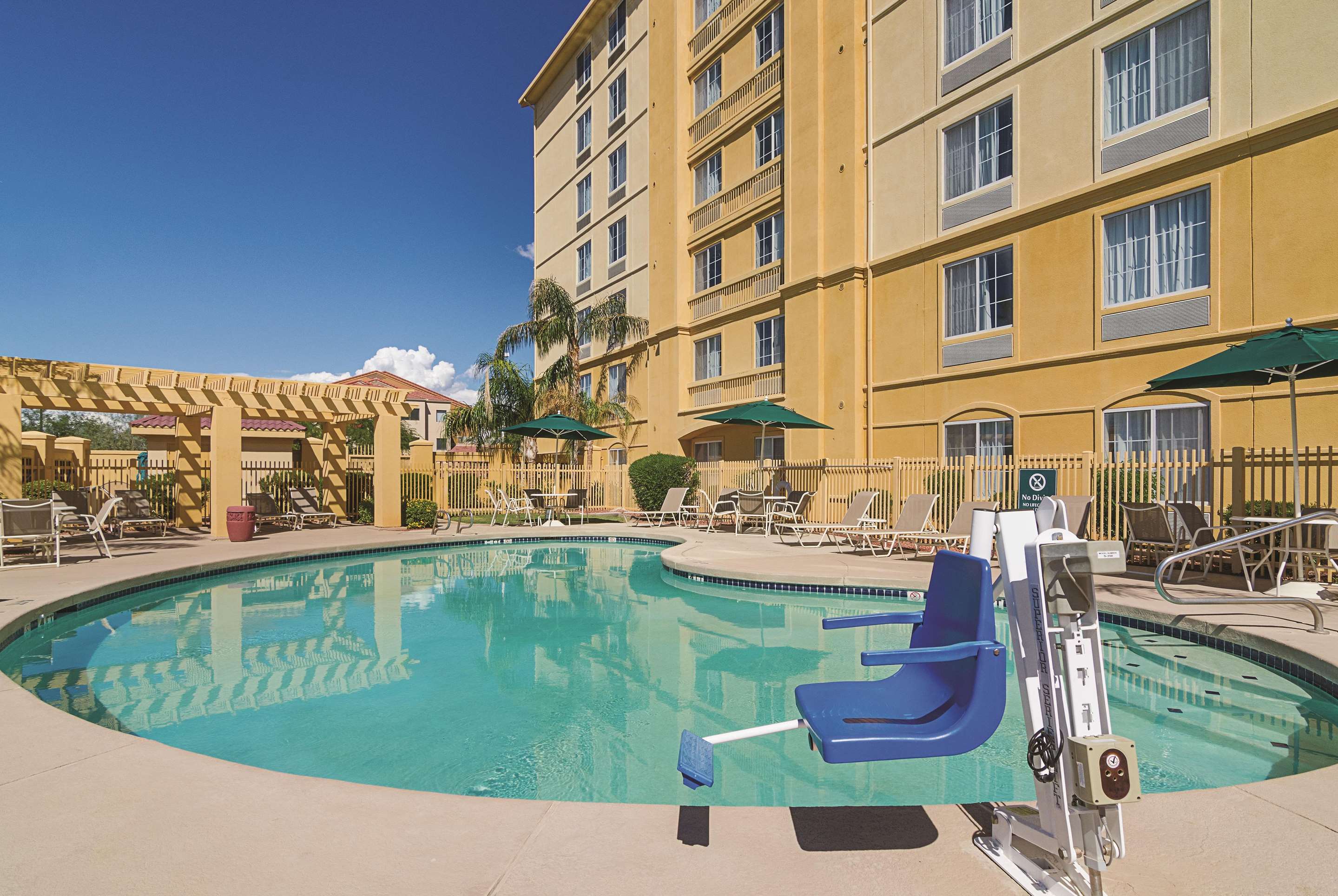 Pool | La Quinta Inn & Suites by Wyndham Phoenix Mesa West