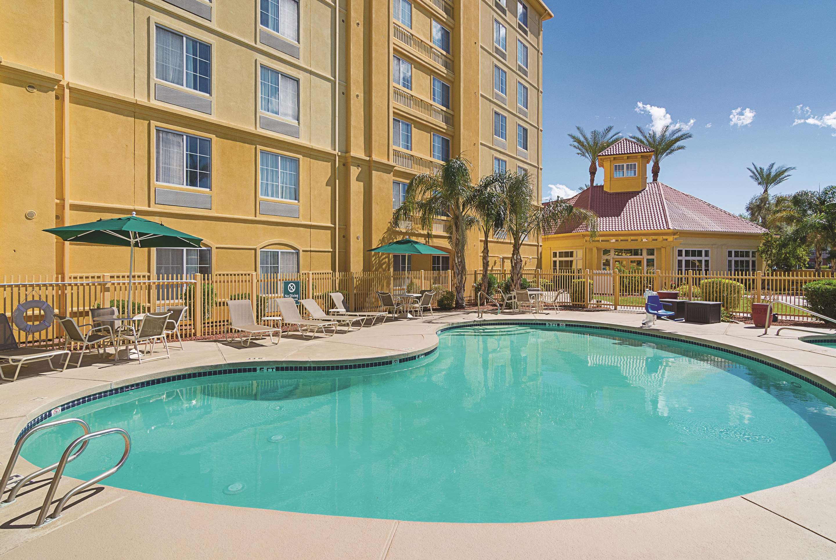 Pool | La Quinta Inn & Suites by Wyndham Phoenix Mesa West