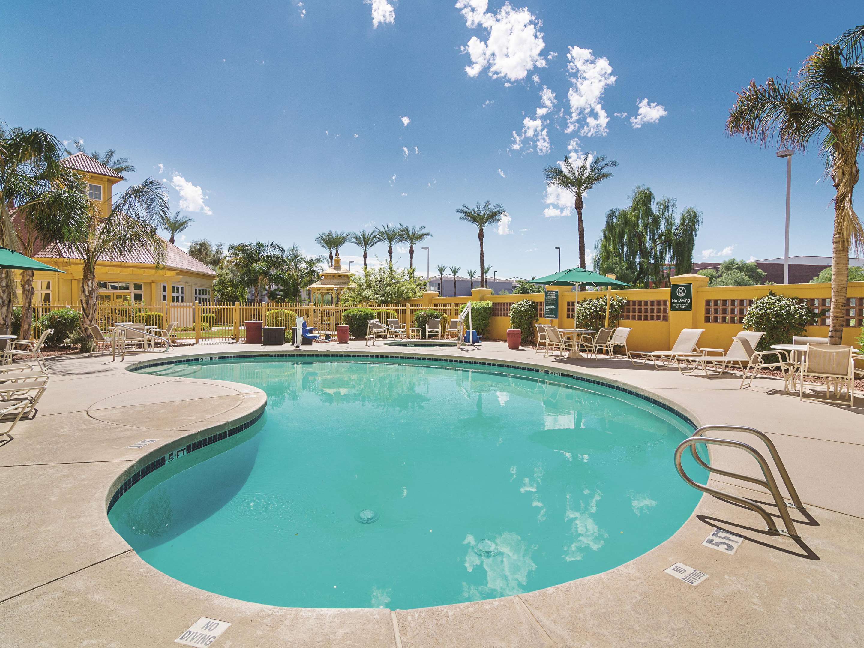 Pool | La Quinta Inn & Suites by Wyndham Phoenix Mesa West