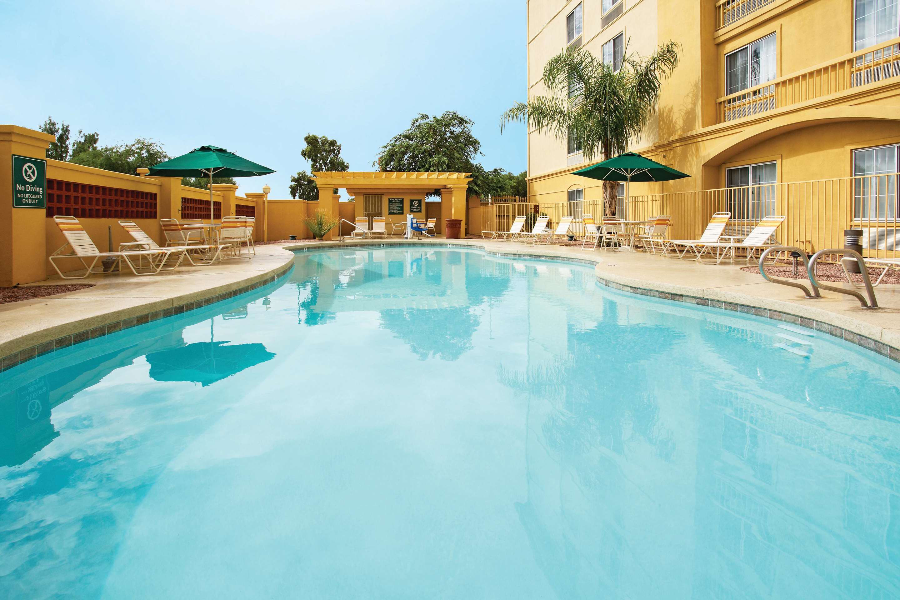 Pool | La Quinta Inn & Suites by Wyndham Mesa Superstition Springs