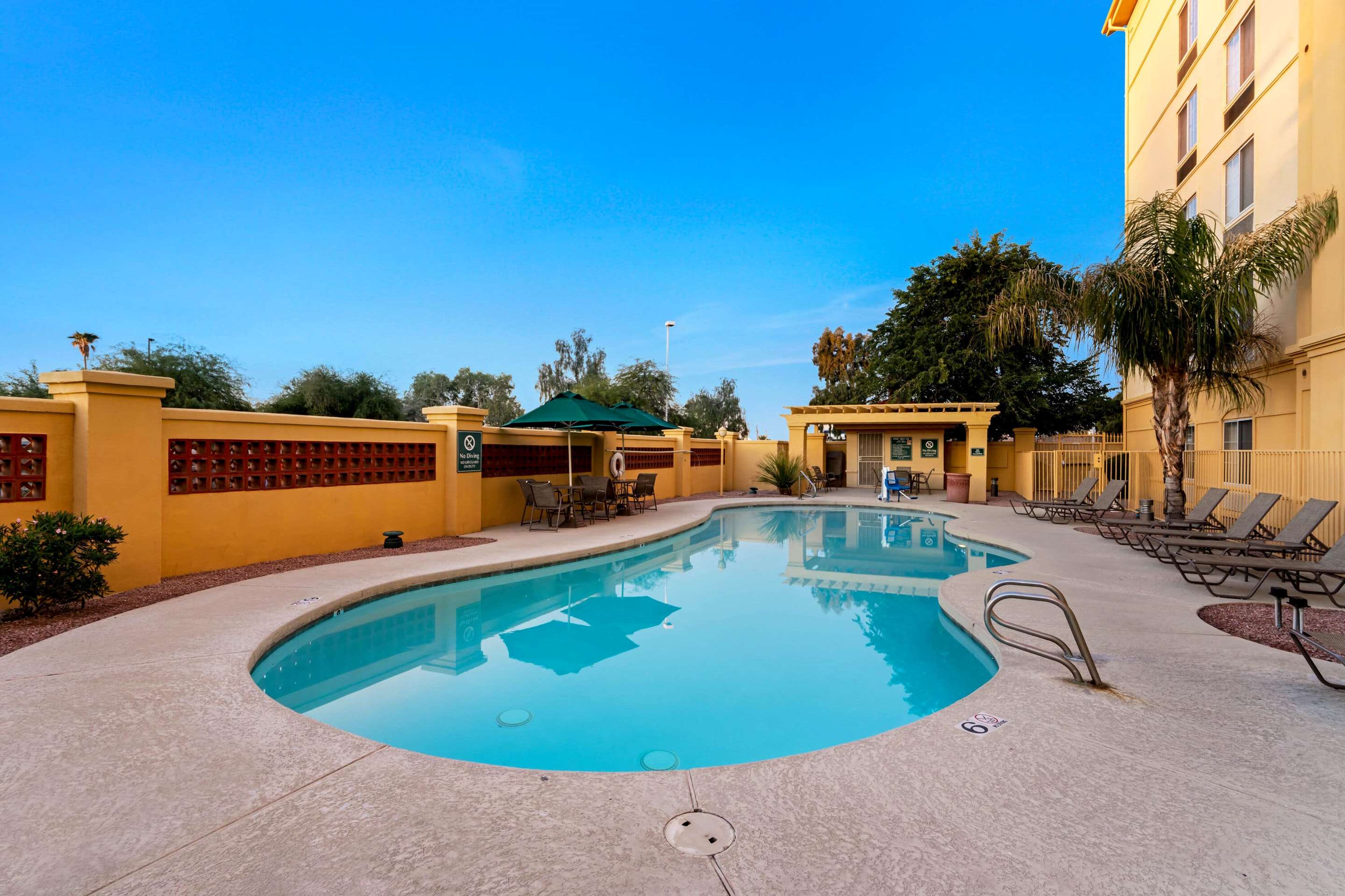 Pool | La Quinta Inn & Suites by Wyndham Mesa Superstition Springs