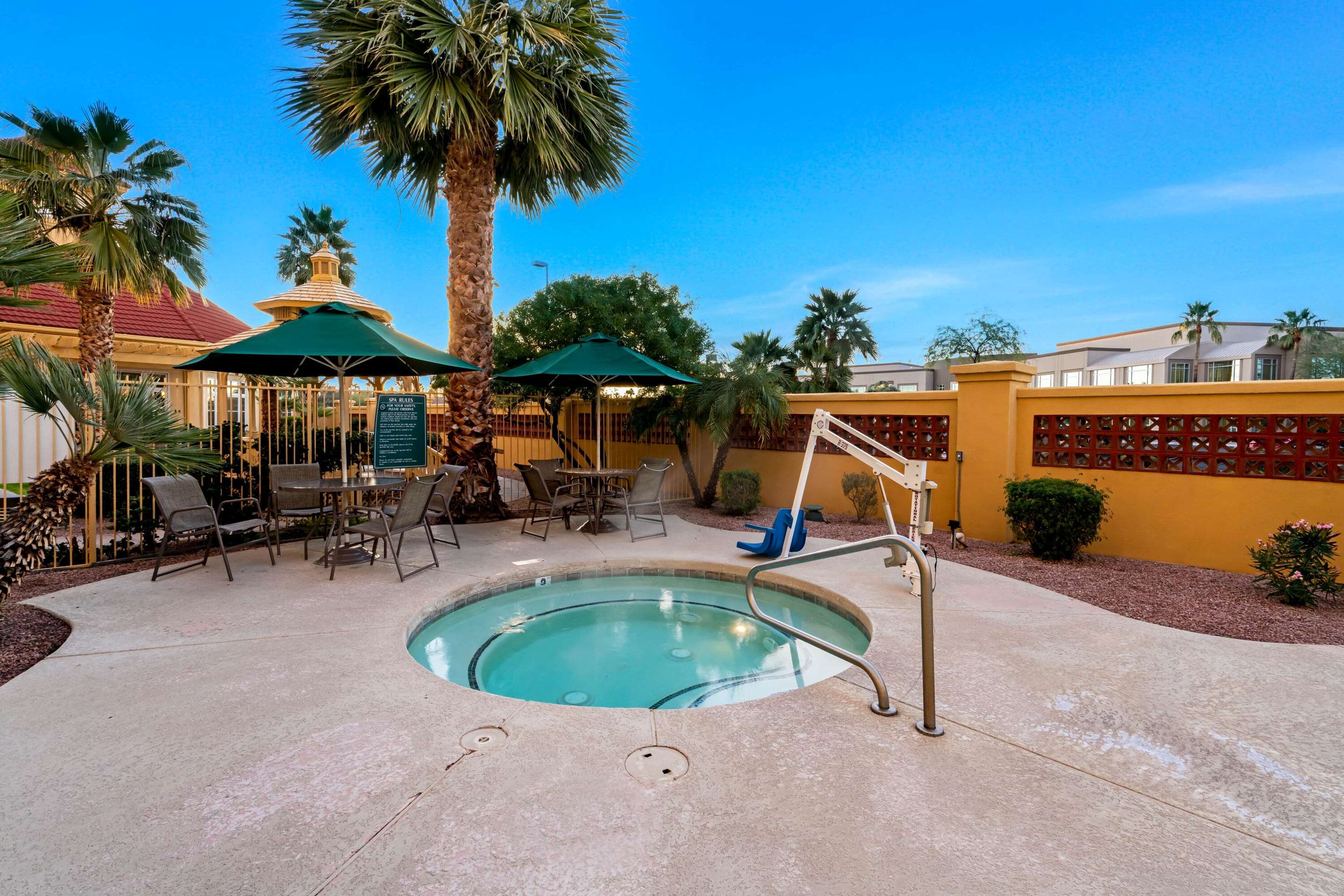 Pool | La Quinta Inn & Suites by Wyndham Mesa Superstition Springs