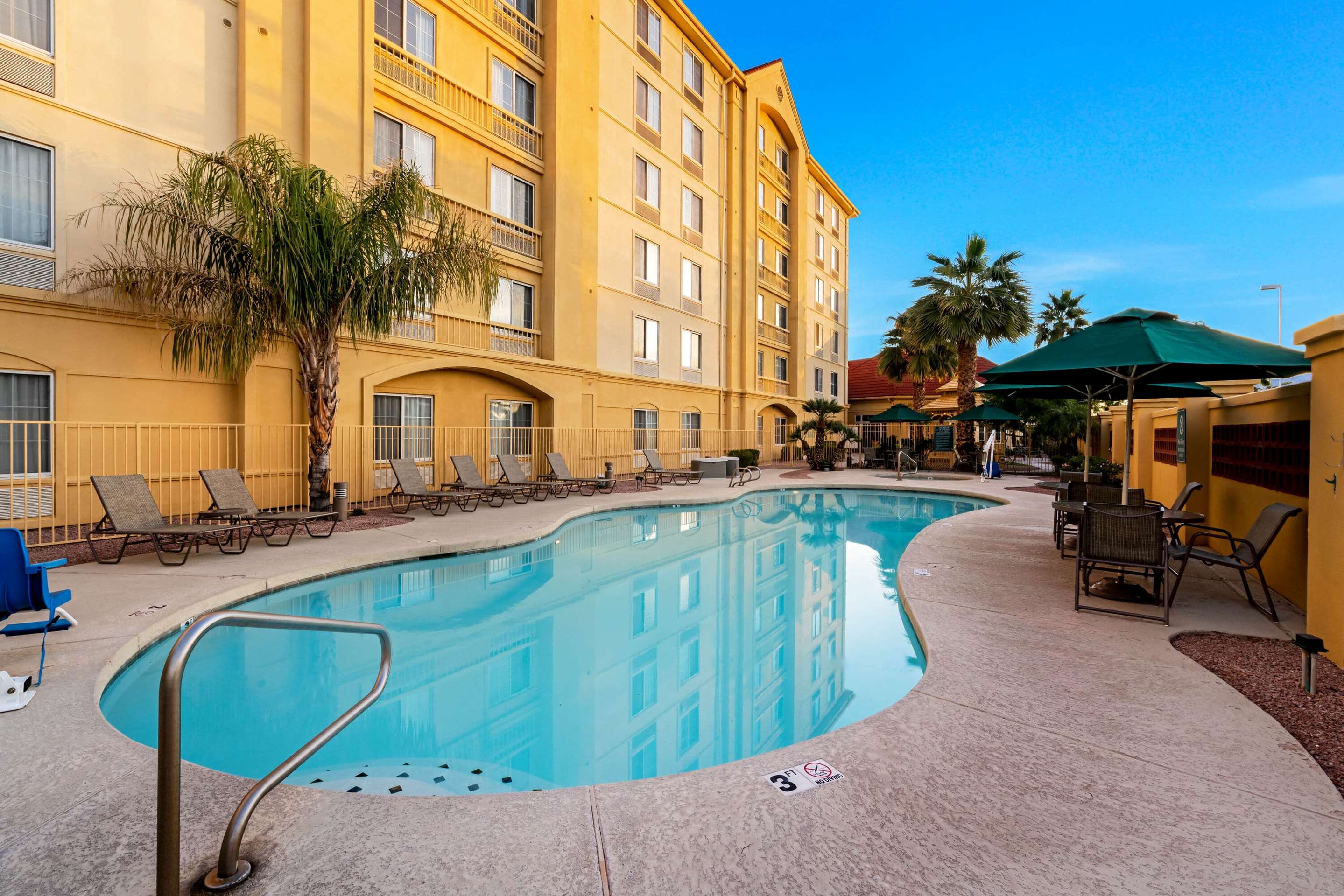 Pool | La Quinta Inn & Suites by Wyndham Mesa Superstition Springs