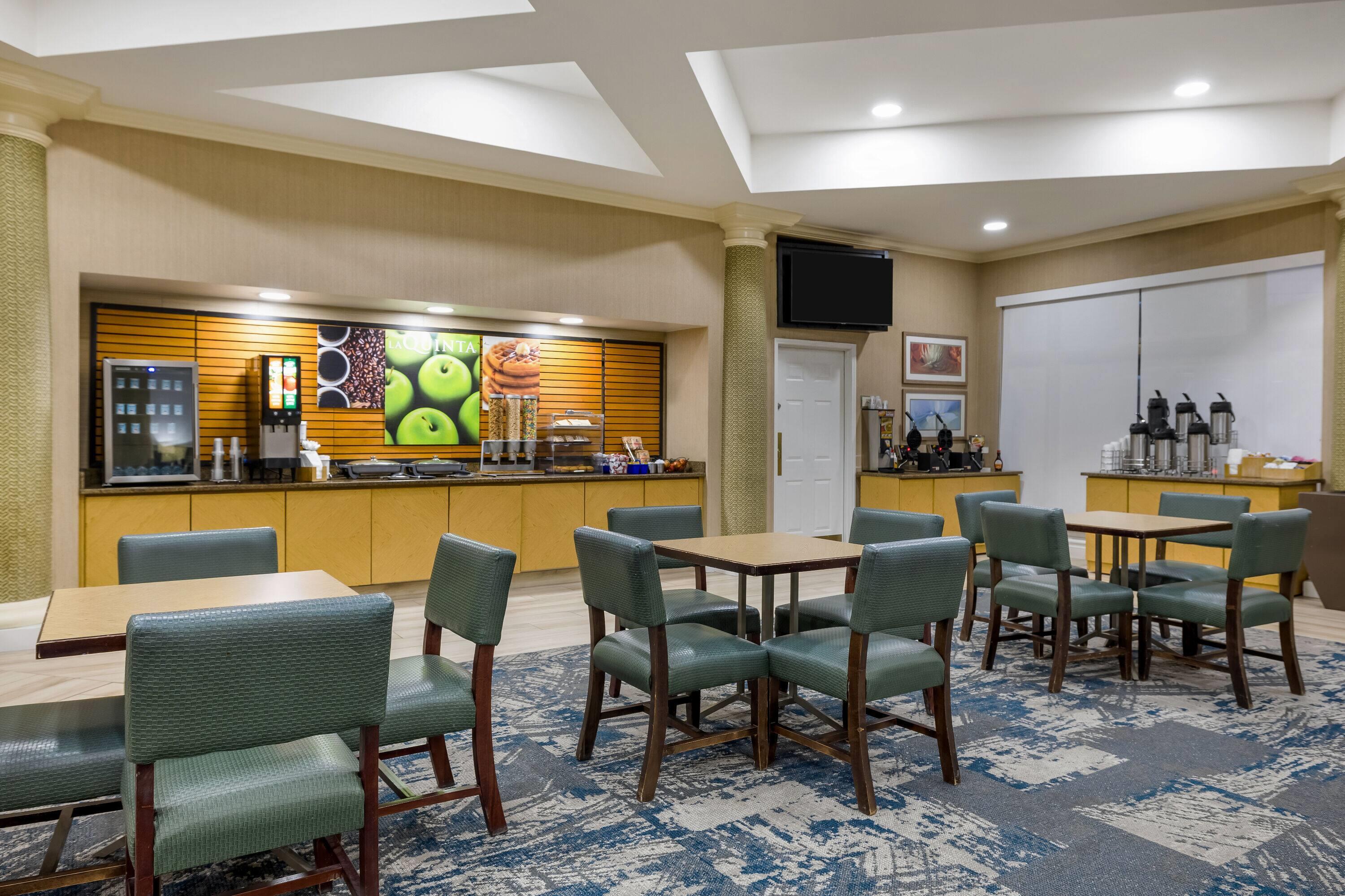 Breakfast Area | La Quinta Inn & Suites by Wyndham Albuquerque West